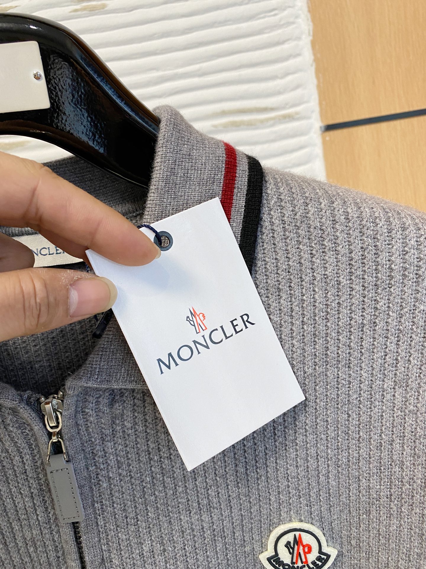 蒙口 2025秋冬羊毛混纺开衫拉链针织毛衣，采用进口定制纱线，上身舒适保暖，专柜同步在售。三标齐全。码数