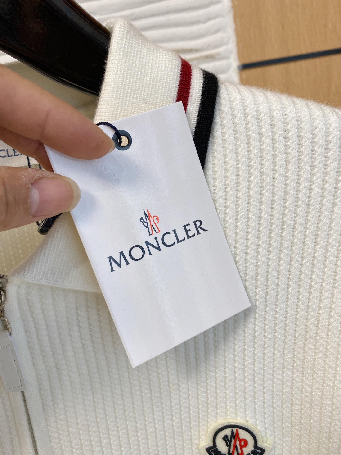 蒙口 2025秋冬羊毛混纺开衫拉链针织毛衣，采用进口定制纱线，上身舒适保暖，专柜同步在售。三标齐全。码数