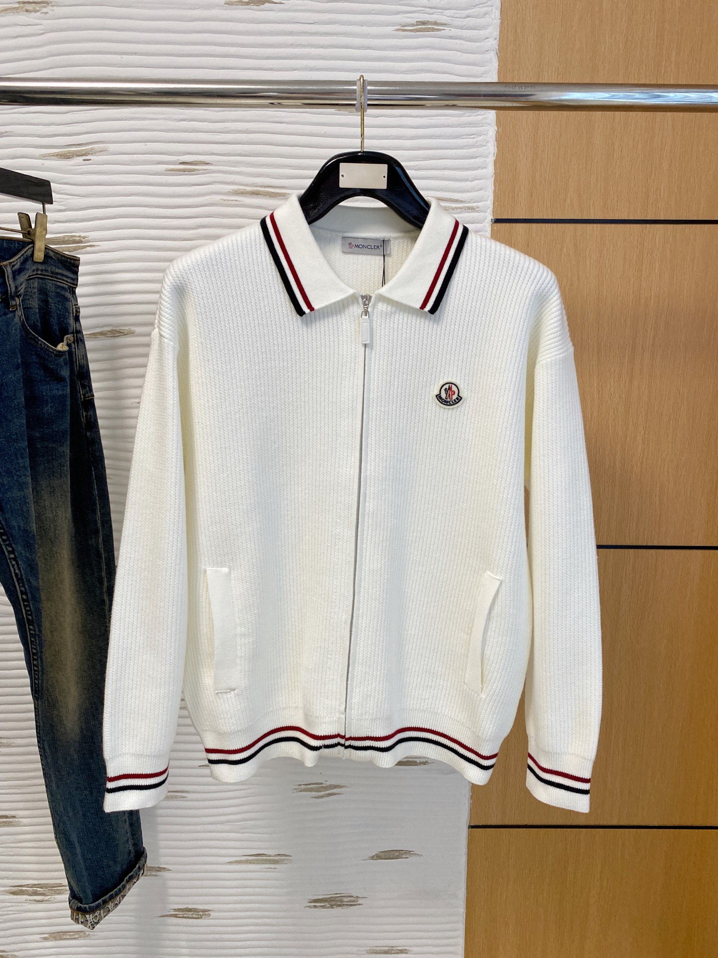NO:607720,Mengkou 2025 autumn and winter wool blended cardigan zipper knitted sweater, using imported custom yarn, the upper body is comfortable and warm, and is on sale at the counter. Complete with three standards. Size: M-XXL,,Moncler,sweaters,alexander wang19860909蒙口 2025秋冬羊毛混纺开衫拉链针织毛衣,采用进口定制纱线,上身舒适保暖,专柜同步在售.三标齐全. 码数: M-XXL,,Moncler,sweaters,alexander wang,Men's clothing