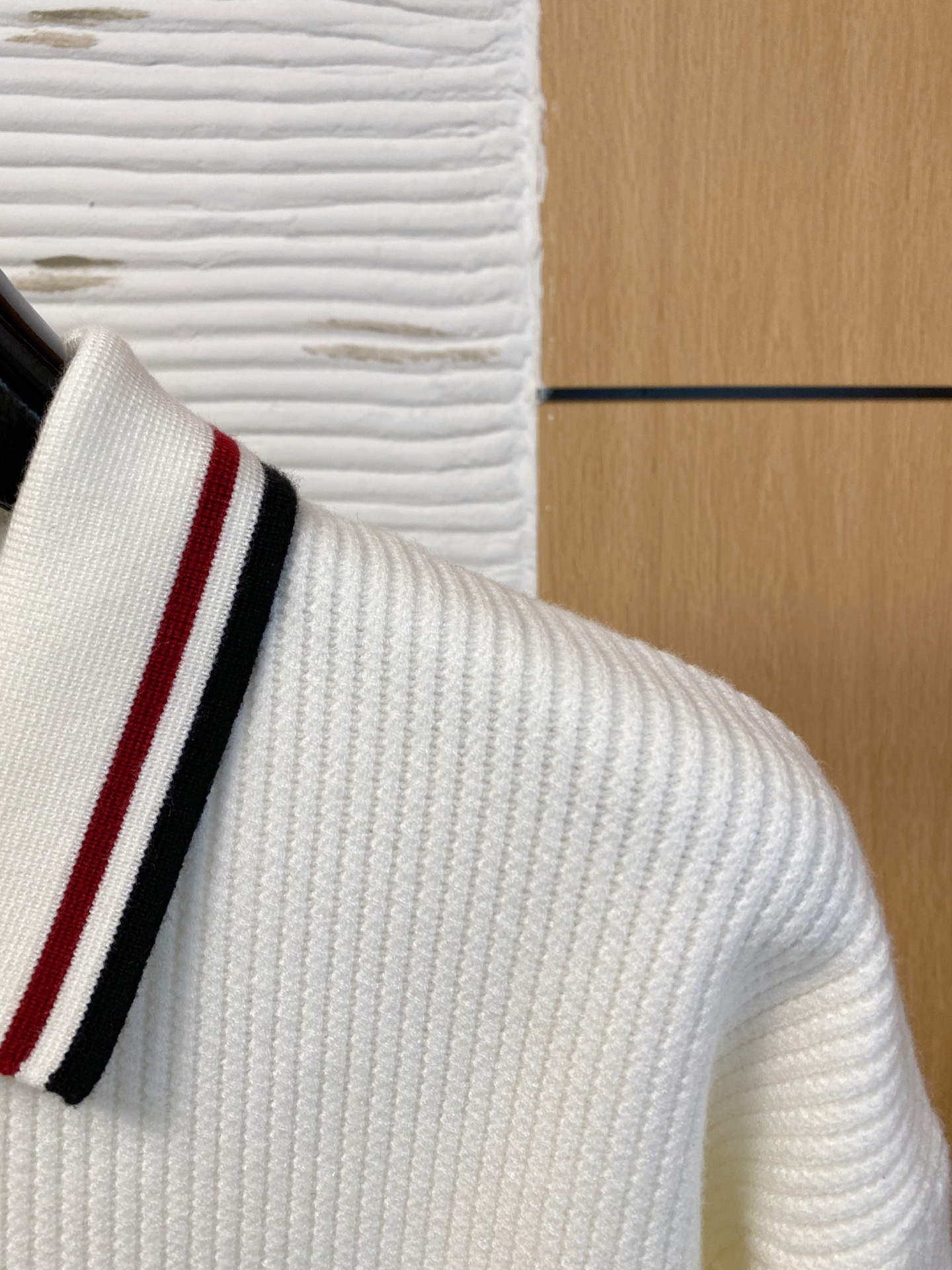 蒙口 2025秋冬羊毛混纺开衫拉链针织毛衣，采用进口定制纱线，上身舒适保暖，专柜同步在售。三标齐全。码数