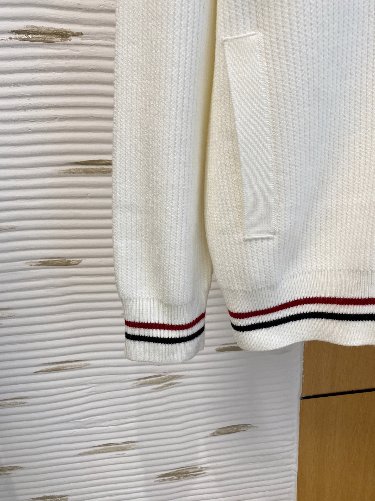 蒙口 2025秋冬羊毛混纺开衫拉链针织毛衣，采用进口定制纱线，上身舒适保暖，专柜同步在售。三标齐全。码数