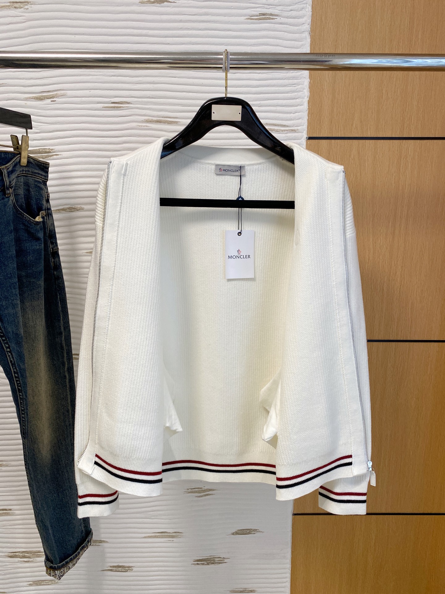 蒙口 2025秋冬羊毛混纺开衫拉链针织毛衣，采用进口定制纱线，上身舒适保暖，专柜同步在售。三标齐全。码数