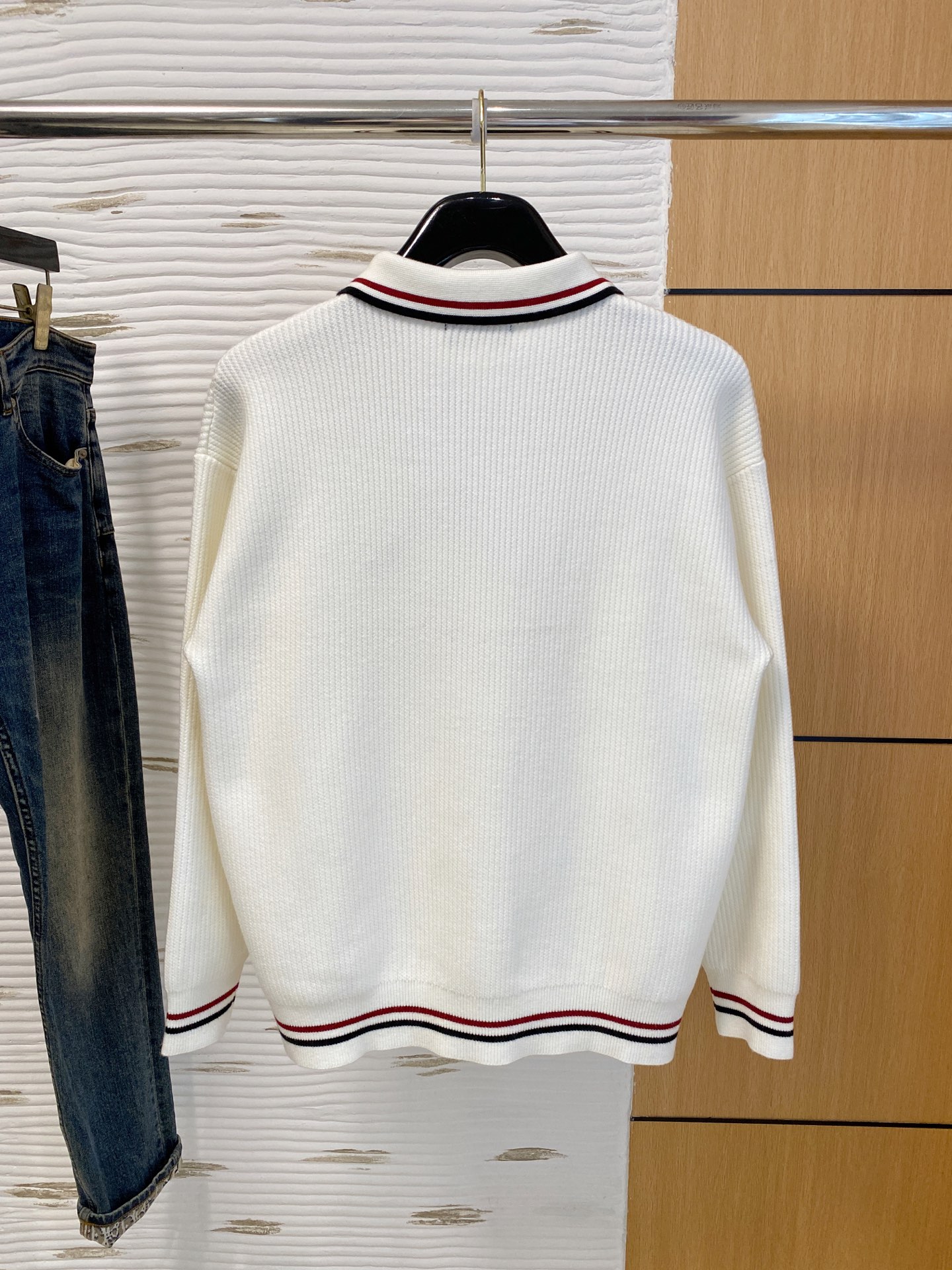 蒙口 2025秋冬羊毛混纺开衫拉链针织毛衣，采用进口定制纱线，上身舒适保暖，专柜同步在售。三标齐全。码数