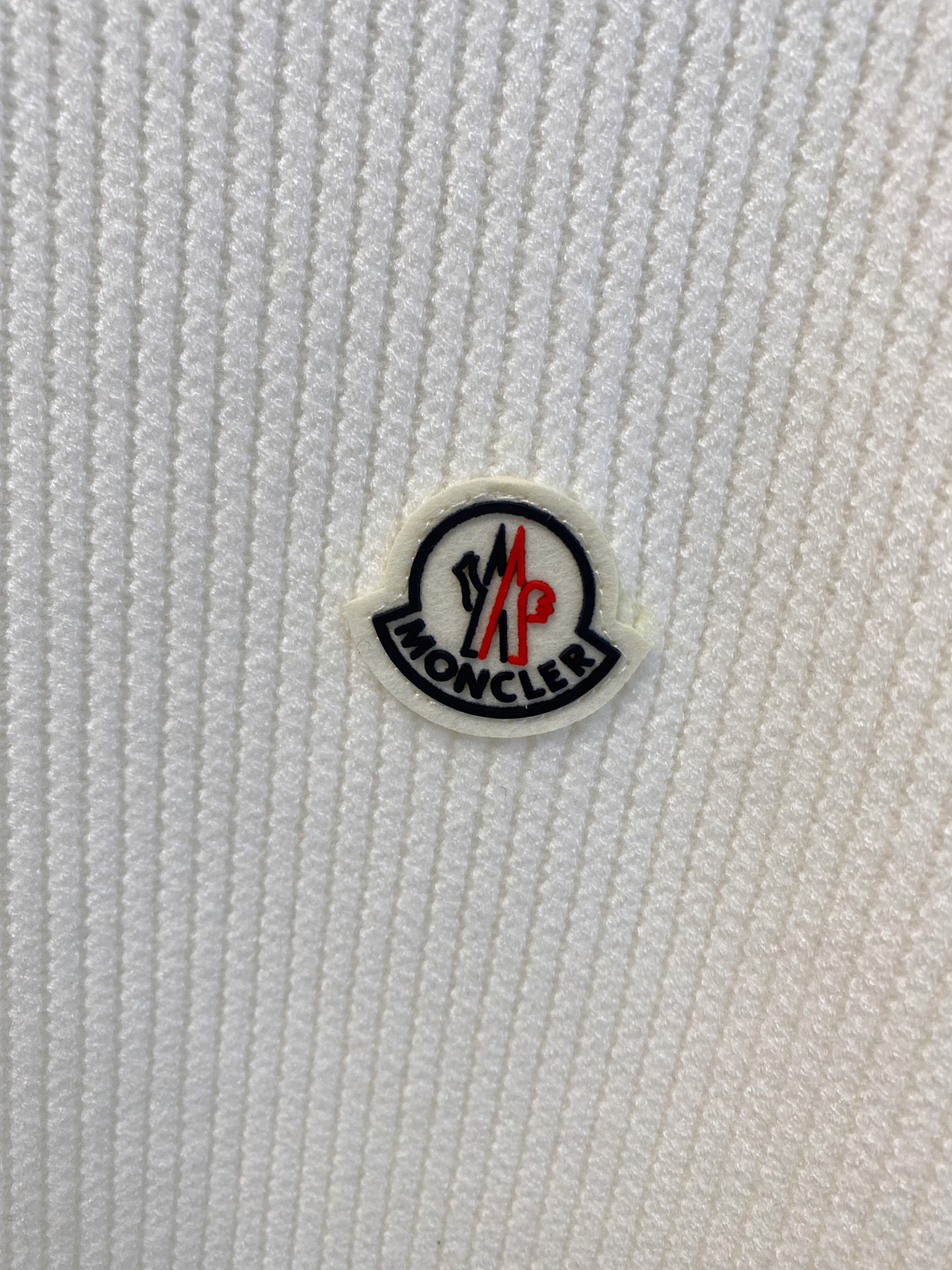 蒙口 2025秋冬羊毛混纺开衫拉链针织毛衣，采用进口定制纱线，上身舒适保暖，专柜同步在售。三标齐全。码数