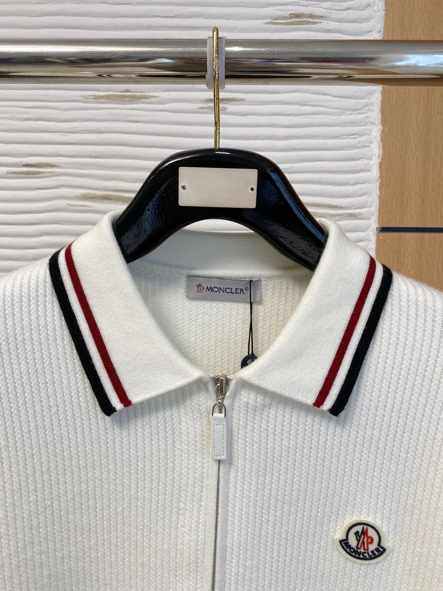 蒙口 2025秋冬羊毛混纺开衫拉链针织毛衣，采用进口定制纱线，上身舒适保暖，专柜同步在售。三标齐全。码数