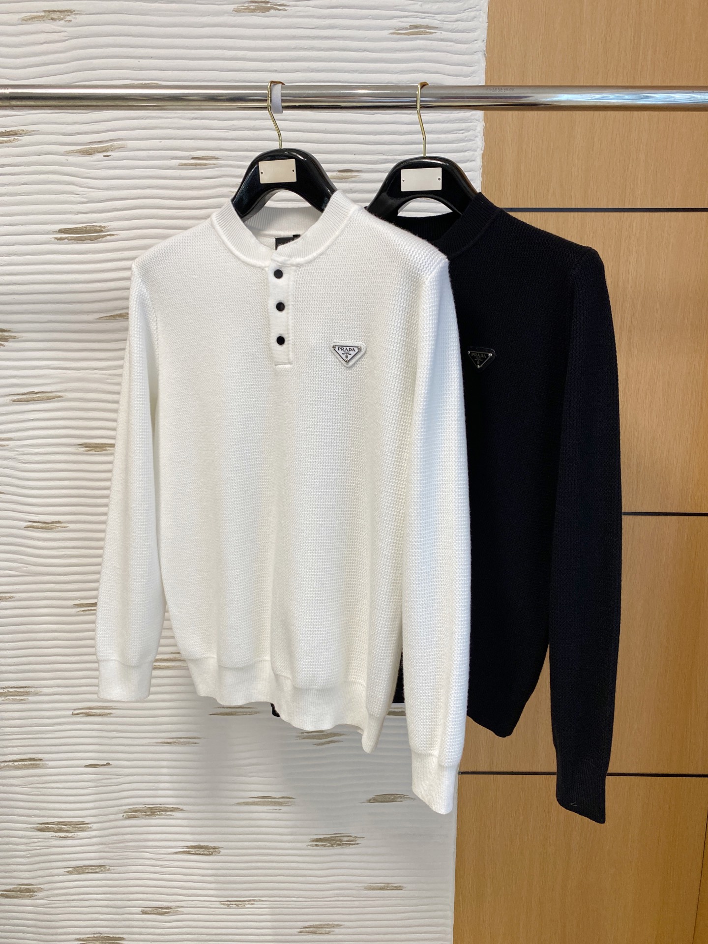 普拉达 2025早秋新款男士羊毛针织衫，专柜在售爆款单品，各大时尚买手明星人手一件的百搭单品。简单时尚甚