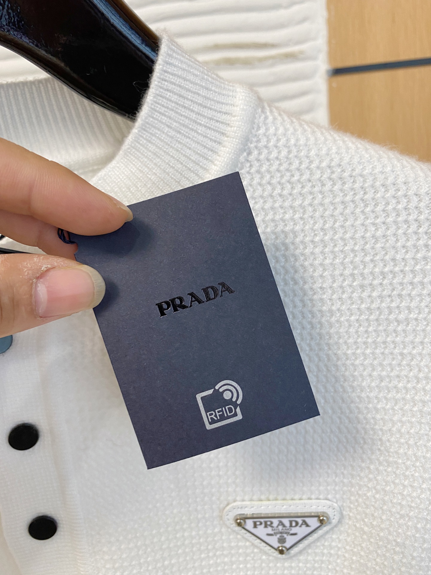 普拉达 2025早秋新款男士羊毛针织衫，专柜在售爆款单品，各大时尚买手明星人手一件的百搭单品。简单时尚甚