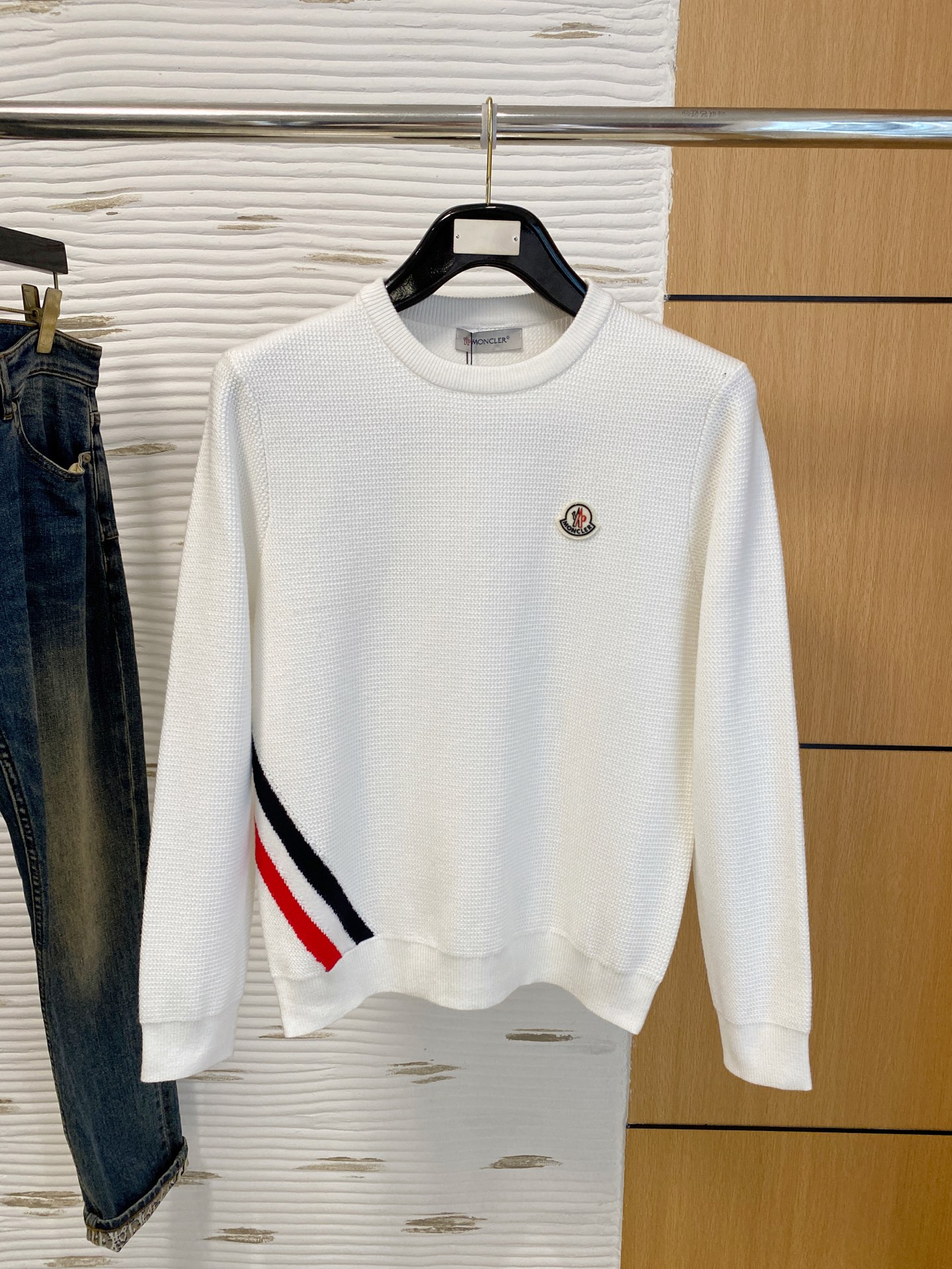 NO:607758,Mouth covering  The new 2025 early autumn men's wool sweaters are hot-selling items on sale at the counter. Every major fashion buyer and star has a versatile item. Simple and fashionable, it is very beautiful, and the upper body is full of gentleman style. The whole sweater not only has exquisite texture and craftsmanship, but also the wiring is even and neat. The overall appearance is beautiful.  This ensures that the silhouette of the clothes is not easily deformed. The custom-made wool fabric is neither very loose nor very tight, and has very good recovery properties. A fashion item that is both cold-resistant and fashionable in autumn and winter. M-XXL, Moncler, sweaters, alexander  wang19860909蒙口 2025早秋新款男士羊毛针织衫,专柜在售爆款单品,各大时尚买手明星人手一件的百搭单品.简单时尚甚是好看,上身绅士范十足.整件毛衣不单纹理工艺精美,走线更是精工细作均匀整齐.整体美观大方保证了衣服的廓形不易变形.定制羊毛面料,既不会很宽松也不会很紧绷,恢复性非常好.秋冬御寒与时尚兼备的一款时装单品.M-XXL,,Moncler,sweaters,alexander wang,Men's clothing