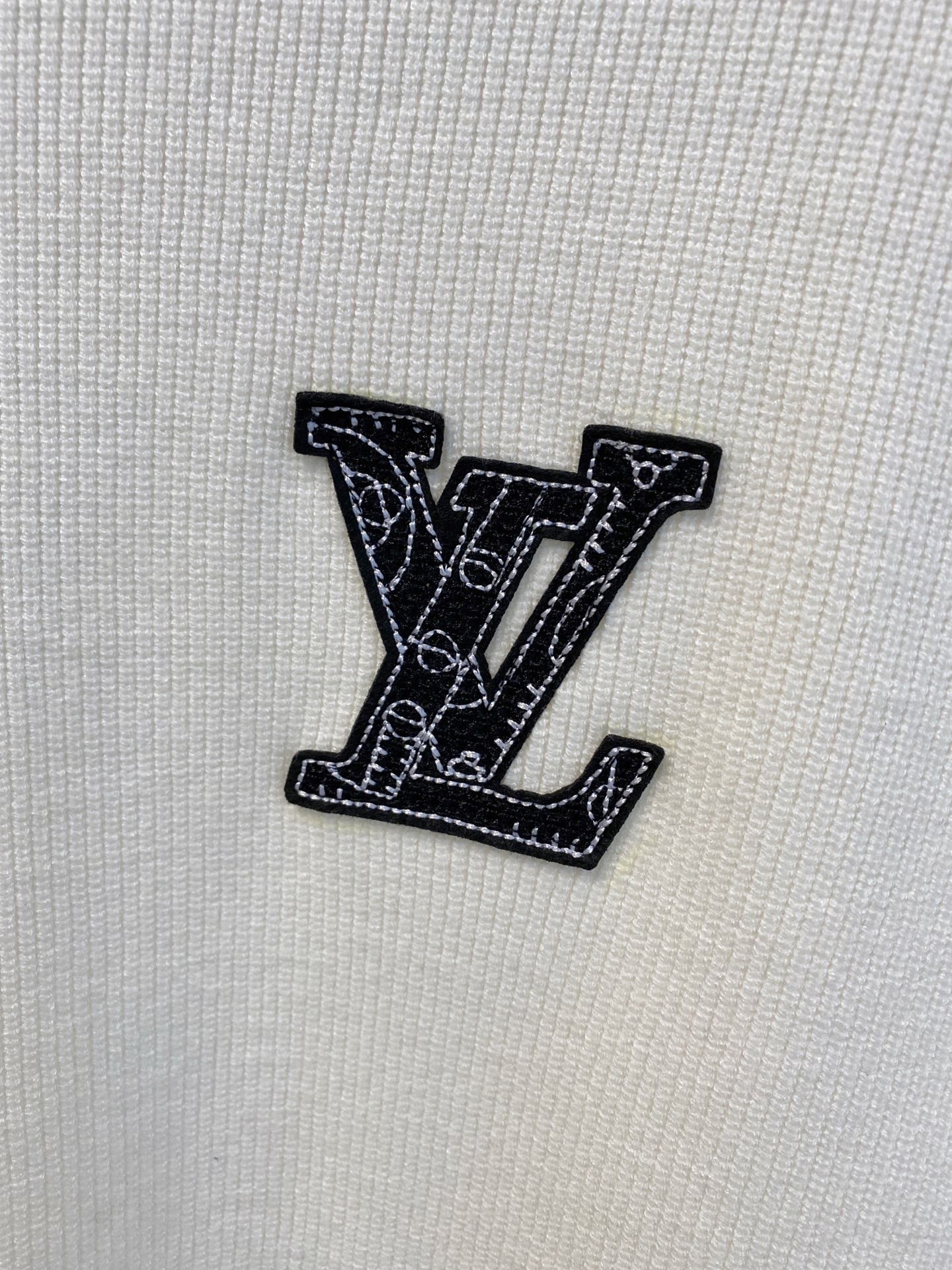 LV 2025早秋新款男士羊毛针织衫，专柜在售爆款单品，各大时尚买手明星人手一件的百搭单品。简单时尚甚是