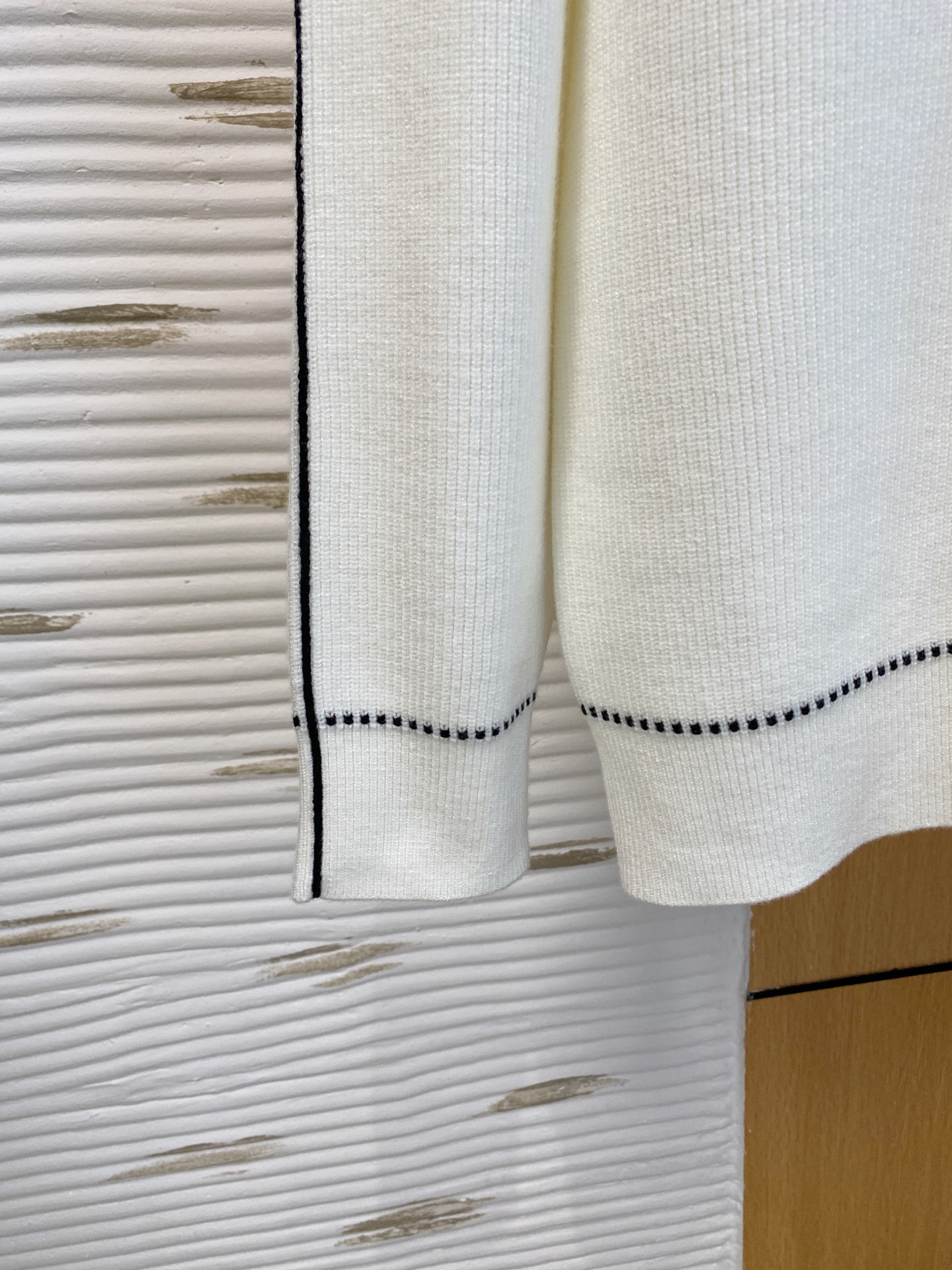 LV 2025早秋新款男士羊毛针织衫，专柜在售爆款单品，各大时尚买手明星人手一件的百搭单品。简单时尚甚是