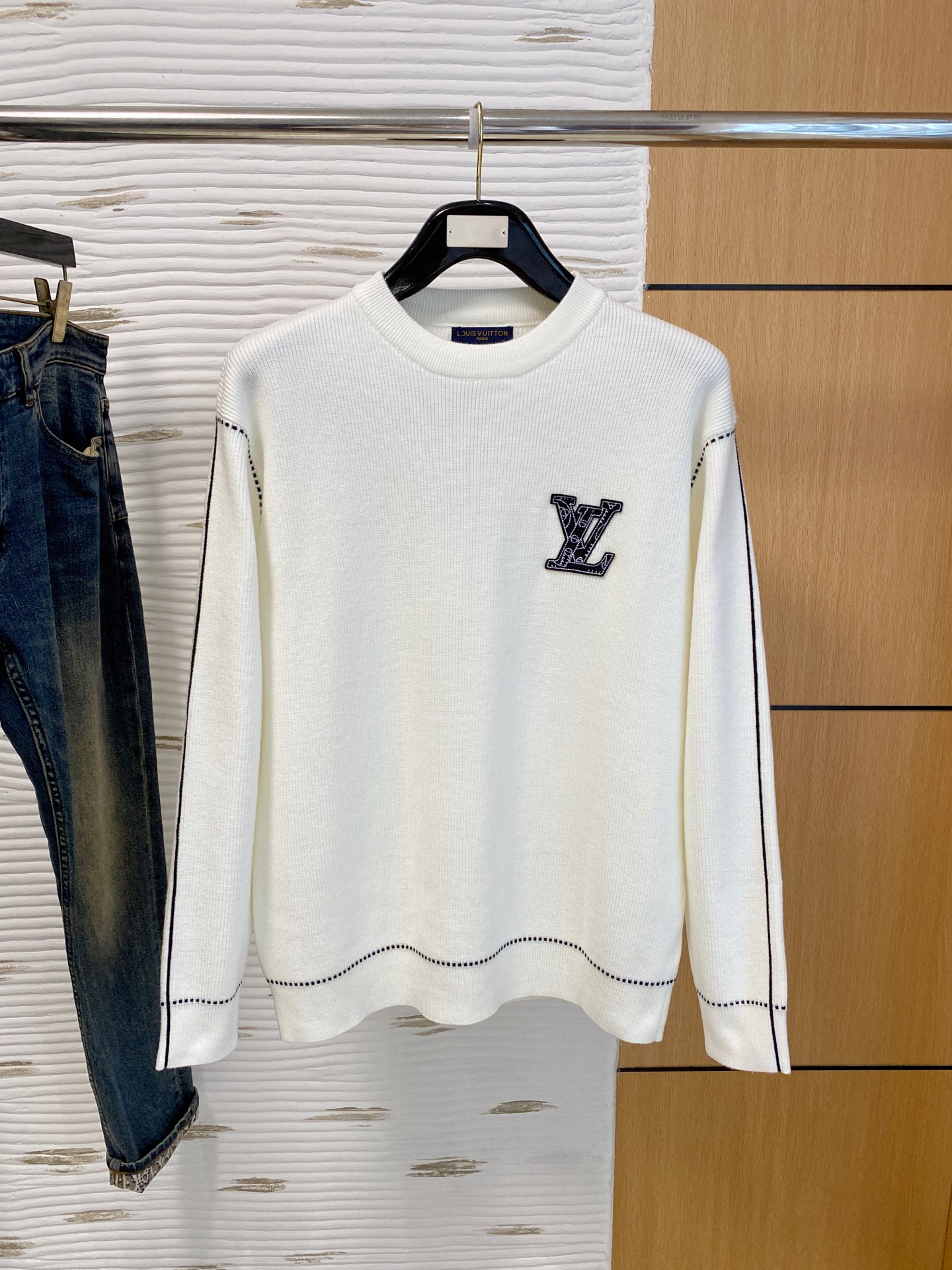 NO:607737,LV  The new 2025 early autumn men's wool sweaters are hot-selling items on sale at the counter. Every major fashion buyer and star has a versatile item. Simple and fashionable, it is very beautiful, and the upper body is full of gentleman style. The whole sweater is not only exquisite in texture and craftsmanship, but also exquisite in wiring.  The work is uniform and neat. The overall beautiful appearance ensures that the silhouette of the clothes is not easy to deform. The customized wool fabric is neither very loose nor very tight, and has very good recovery properties. A fashion item that is both cold-resistant and fashionable in autumn and winter. M-3XL, Louis  vuitton,sweaters,alexander wang19860909LV 2025早秋新款男士羊毛针织衫,专柜在售爆款单品,各大时尚买手明星人手一件的百搭单品.简单时尚甚是好看,上身绅士范十足.整件毛衣不单纹理工艺精美,走线更是精工细作均匀整齐.整体美观大方保证了衣服的廓形不易变形.定制羊毛面料,既不会很宽松也不会很紧绷,恢复性非常好.秋冬御寒与时尚兼备的一款时装单品.M-3XL,,louis vuitton,sweaters,alexander wang,Men's clothing