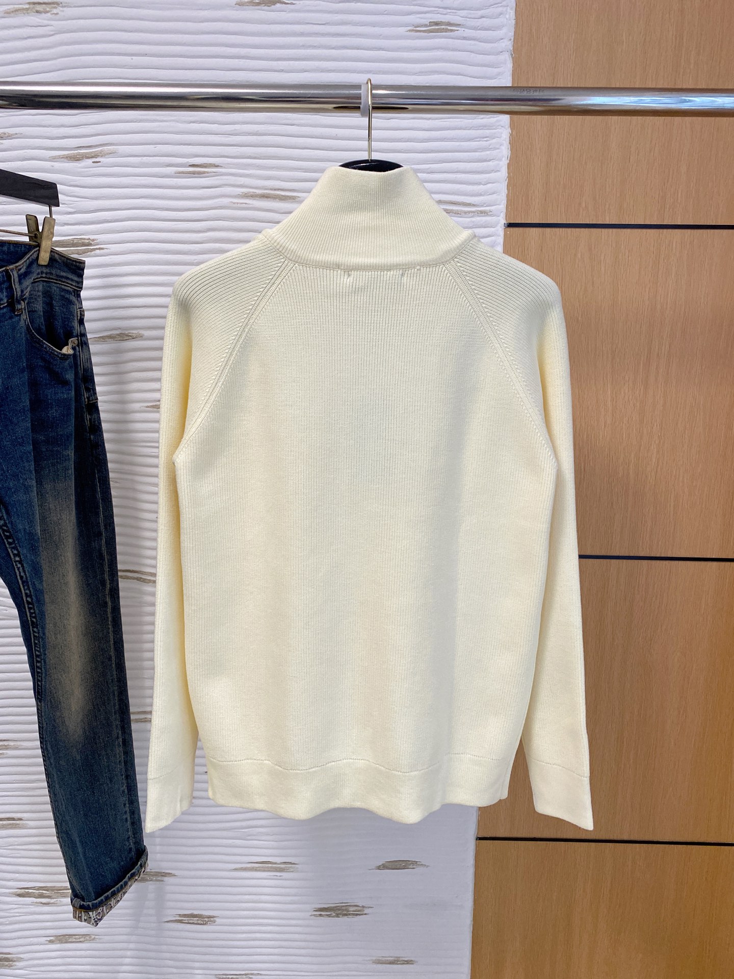 芬迪 2025秋冬羊毛混纺开衫拉链针织毛衣，采用进口定制纱线，上身舒适保暖，专柜同步在售。三标齐全。码数