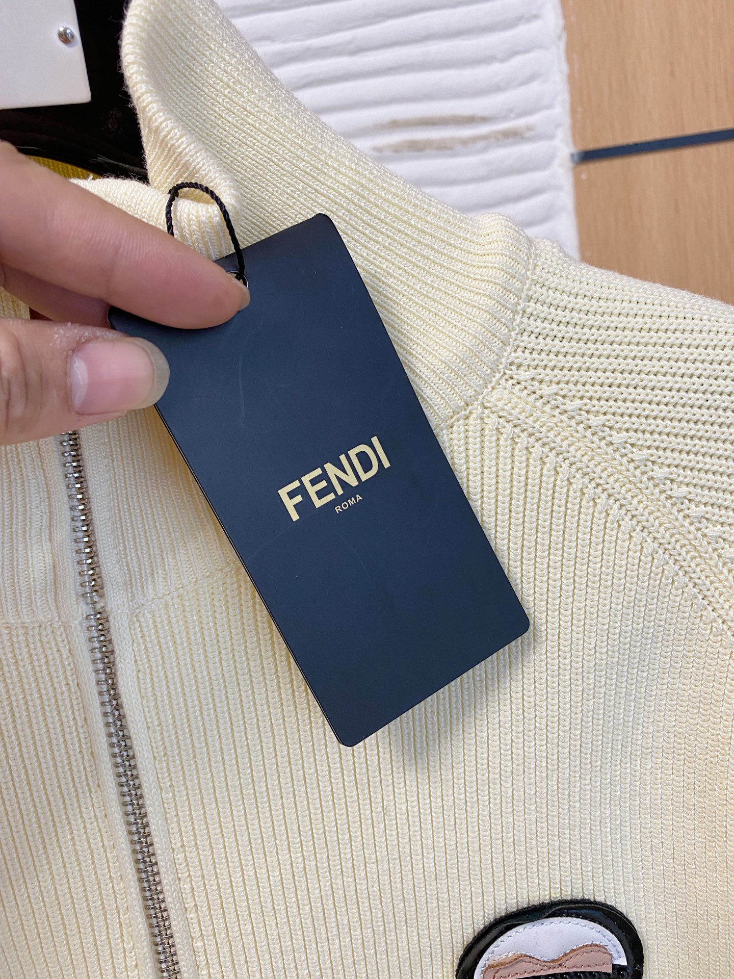 芬迪 2025秋冬羊毛混纺开衫拉链针织毛衣，采用进口定制纱线，上身舒适保暖，专柜同步在售。三标齐全。码数