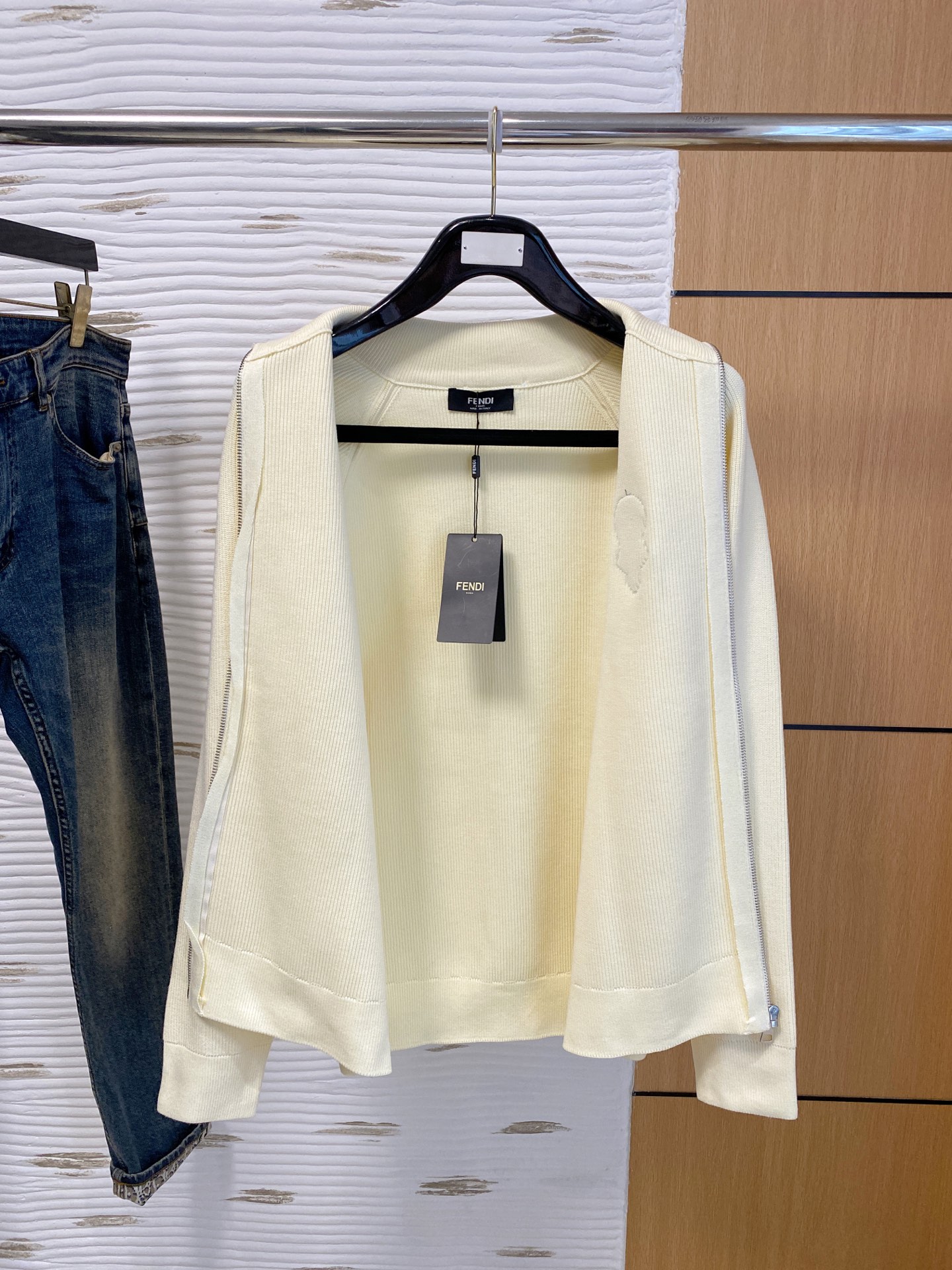 芬迪 2025秋冬羊毛混纺开衫拉链针织毛衣，采用进口定制纱线，上身舒适保暖，专柜同步在售。三标齐全。码数