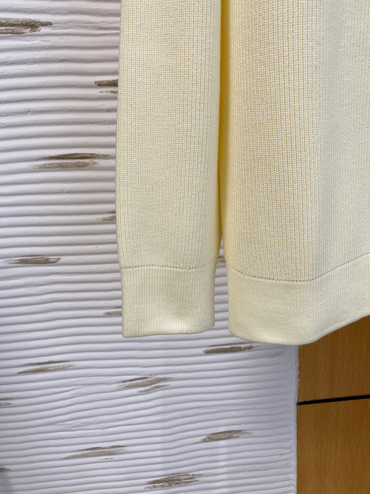 芬迪 2025秋冬羊毛混纺开衫拉链针织毛衣，采用进口定制纱线，上身舒适保暖，专柜同步在售。三标齐全。码数