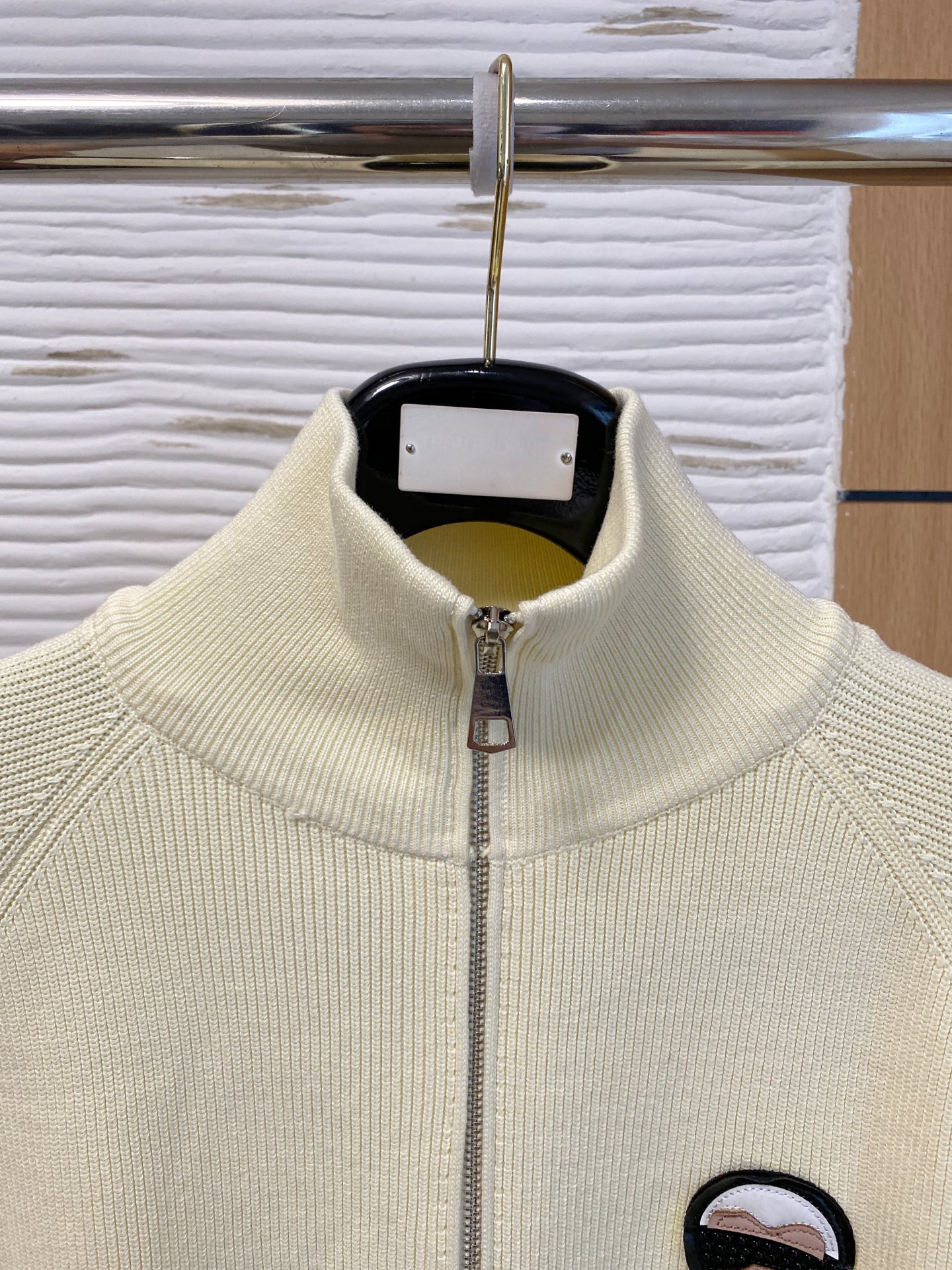 芬迪 2025秋冬羊毛混纺开衫拉链针织毛衣，采用进口定制纱线，上身舒适保暖，专柜同步在售。三标齐全。码数