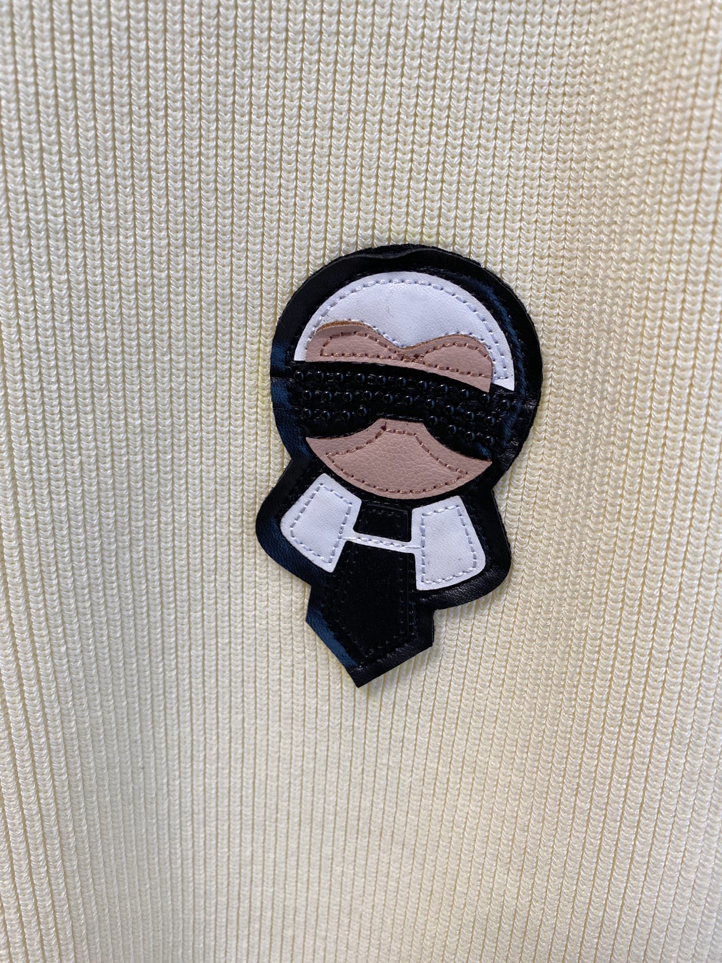 芬迪 2025秋冬羊毛混纺开衫拉链针织毛衣，采用进口定制纱线，上身舒适保暖，专柜同步在售。三标齐全。码数