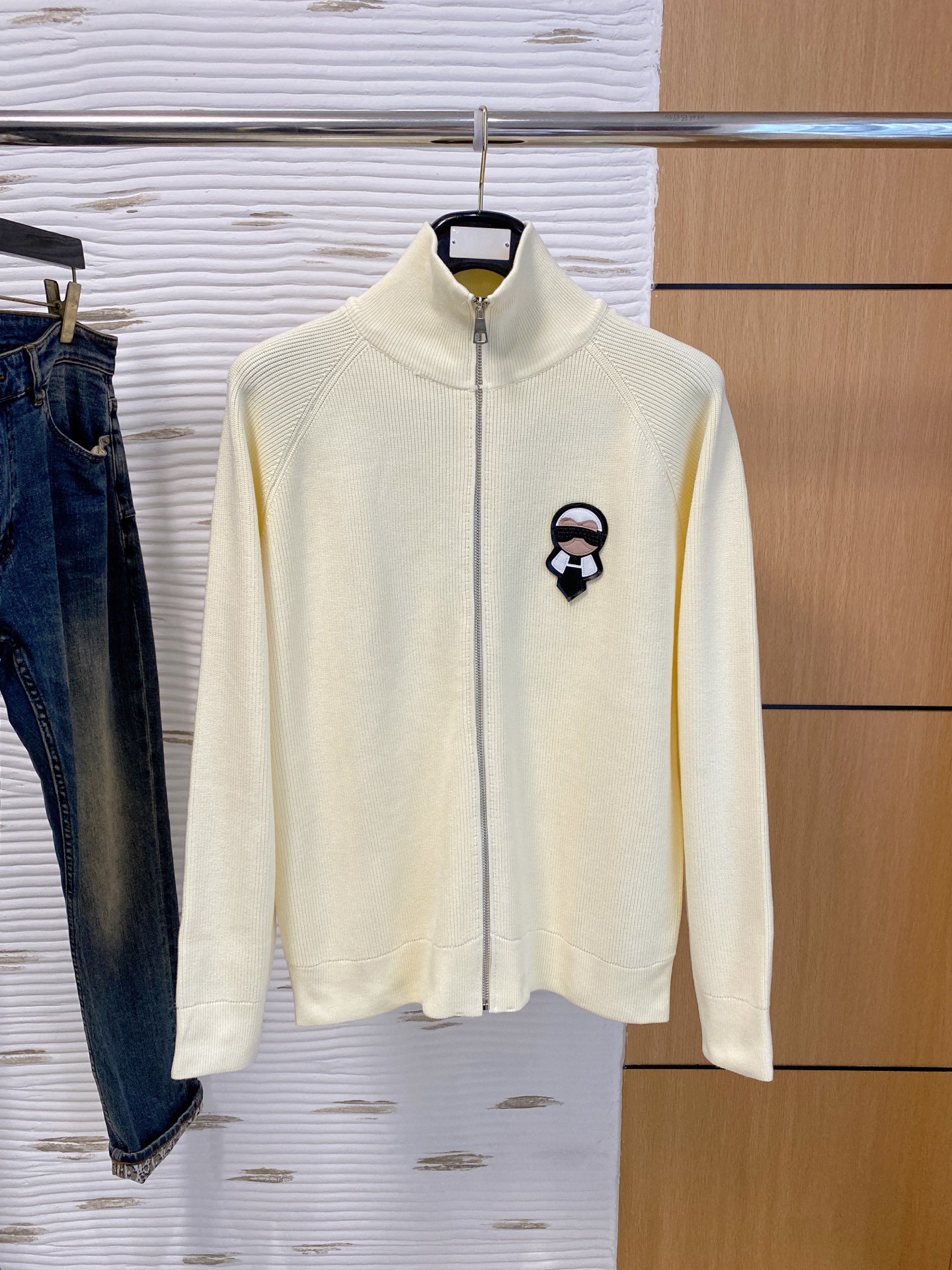 NO:608162,Fendi 2025 autumn and winter wool blended cardigan zipper knitted sweater, using imported custom yarn, the upper body is comfortable and warm, and is on sale at the same time at the counter. Complete with three standards. Size: M-3XL,,fendi,sweaters,alexander wang19860909芬迪 2025秋冬羊毛混纺开衫拉链针织毛衣,采用进口定制纱线,上身舒适保暖,专柜同步在售.三标齐全. 码数: M-3XL,,fendi,sweaters,alexander wang,Men's clothing