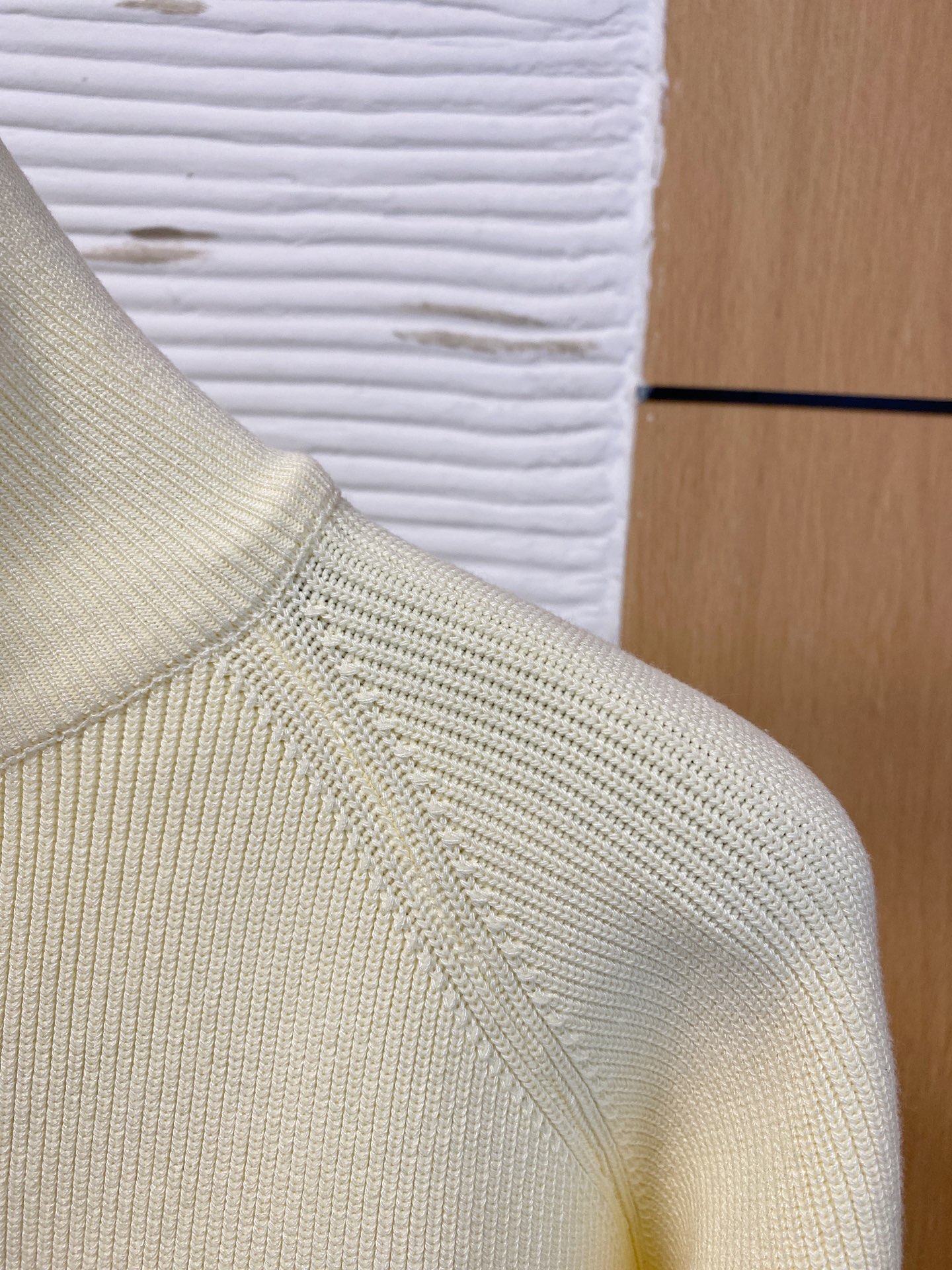 芬迪 2025秋冬羊毛混纺开衫拉链针织毛衣，采用进口定制纱线，上身舒适保暖，专柜同步在售。三标齐全。码数