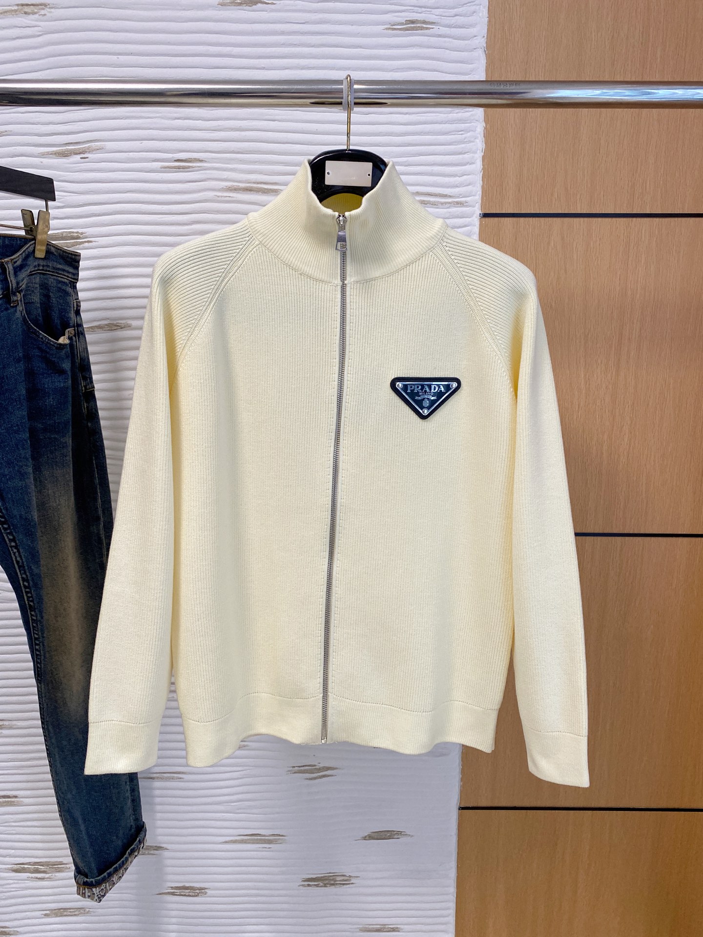 NO:608167,Prada 2025 autumn and winter wool blended cardigan zipper knitted sweater, using imported custom yarn, the upper body is comfortable and warm, and is on sale at the counter simultaneously. Three standards are complete. Size: M-3XL,, prada, sweaters, alexander wang19860909普拉达 2025秋冬羊毛混纺开衫拉链针织毛衣,采用进口定制纱线,上身舒适保暖,专柜同步在售.三标齐全. 码数: M-3XL,,prada,sweaters,alexander wang,Men's clothing