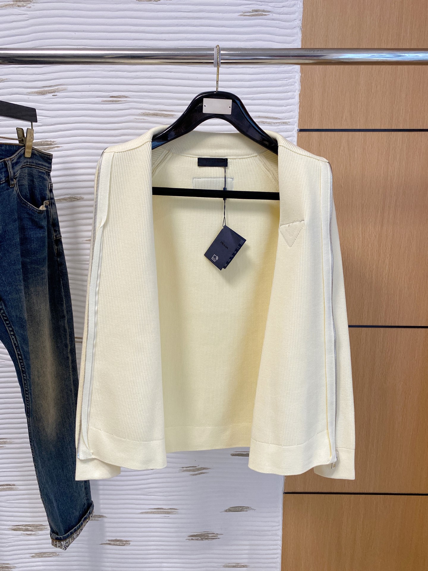 普拉达 2025秋冬羊毛混纺开衫拉链针织毛衣，采用进口定制纱线，上身舒适保暖，专柜同步在售。三标齐全。码