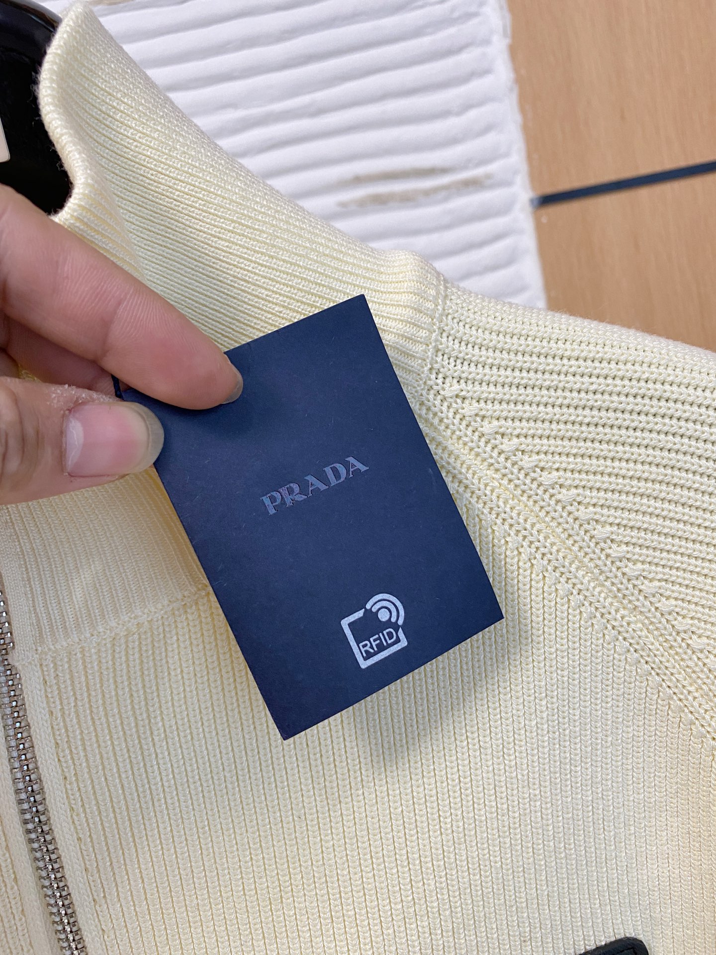 普拉达 2025秋冬羊毛混纺开衫拉链针织毛衣，采用进口定制纱线，上身舒适保暖，专柜同步在售。三标齐全。码