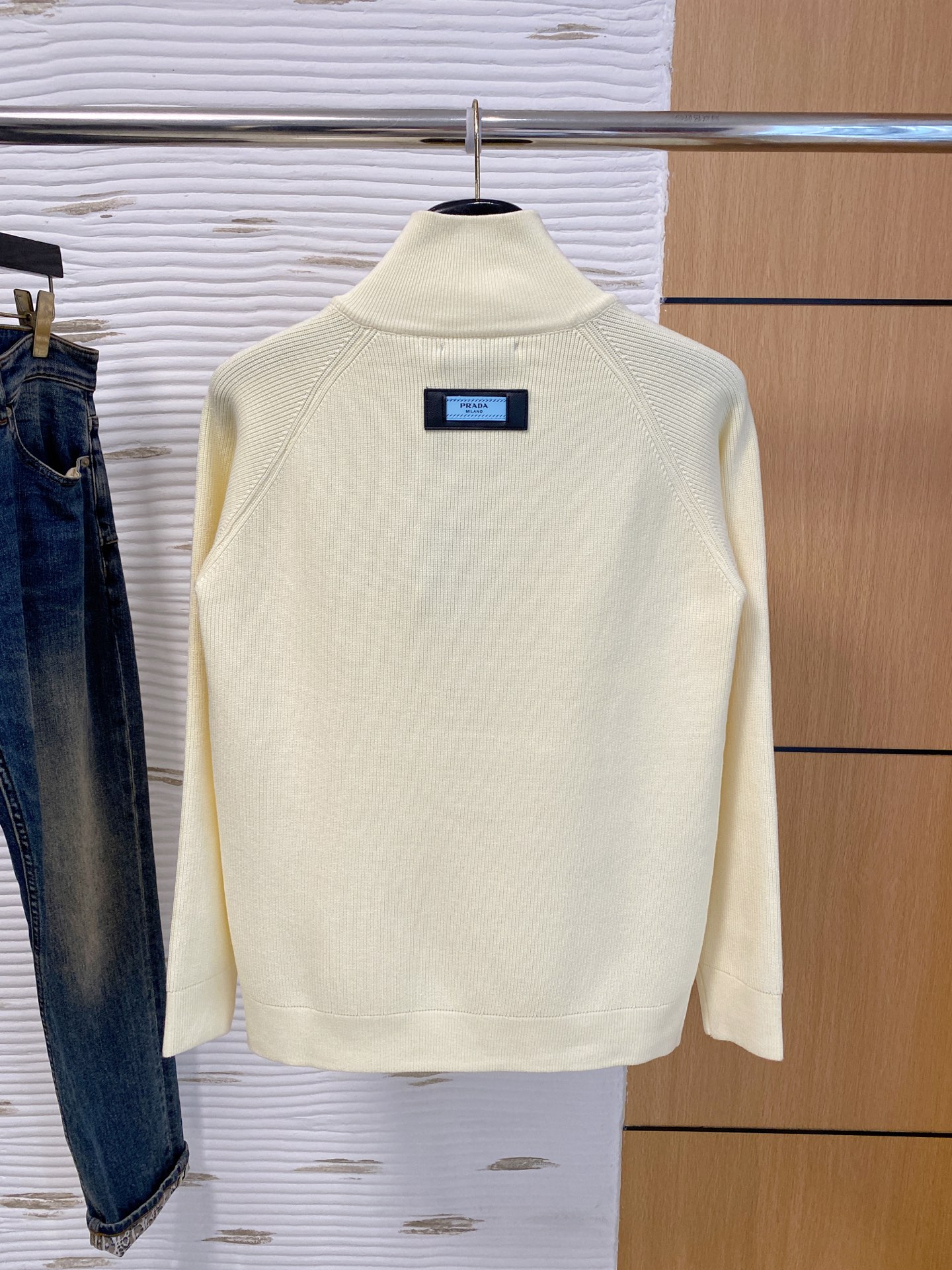 普拉达 2025秋冬羊毛混纺开衫拉链针织毛衣，采用进口定制纱线，上身舒适保暖，专柜同步在售。三标齐全。码