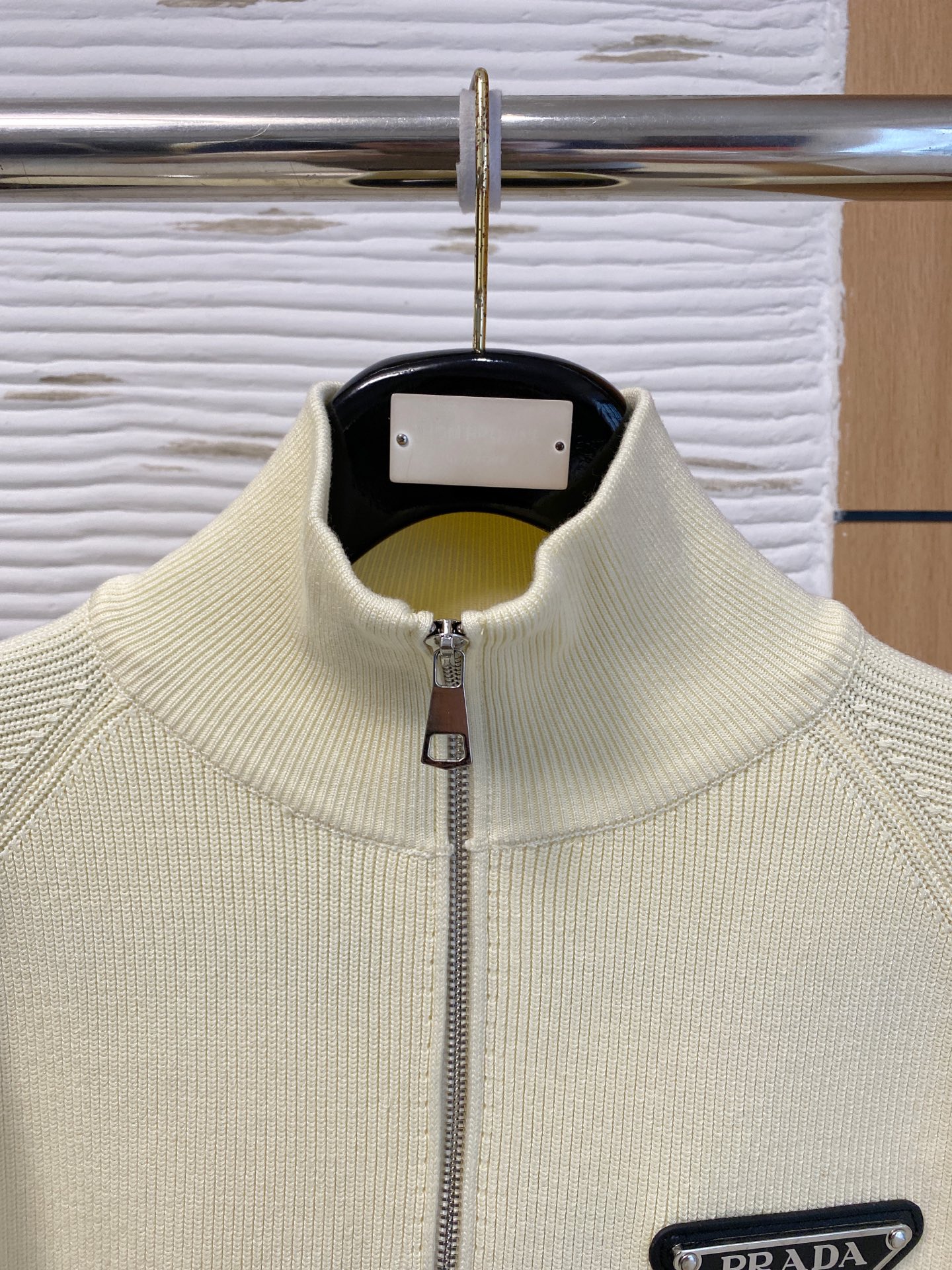 普拉达 2025秋冬羊毛混纺开衫拉链针织毛衣，采用进口定制纱线，上身舒适保暖，专柜同步在售。三标齐全。码