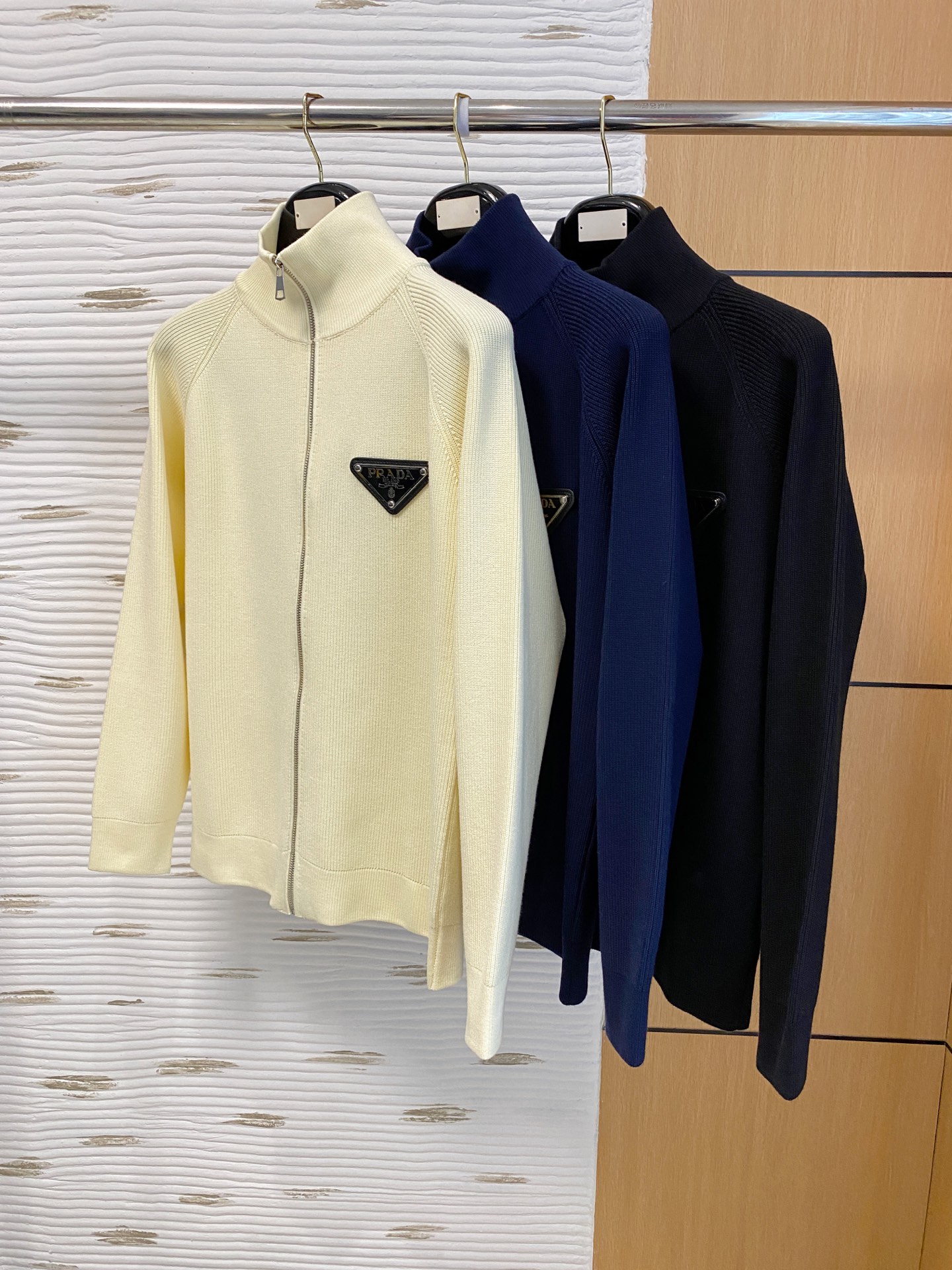 普拉达 2025秋冬羊毛混纺开衫拉链针织毛衣，采用进口定制纱线，上身舒适保暖，专柜同步在售。三标齐全。码