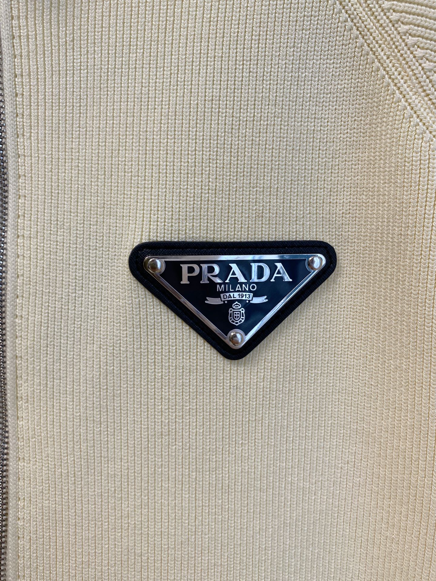 普拉达 2025秋冬羊毛混纺开衫拉链针织毛衣，采用进口定制纱线，上身舒适保暖，专柜同步在售。三标齐全。码