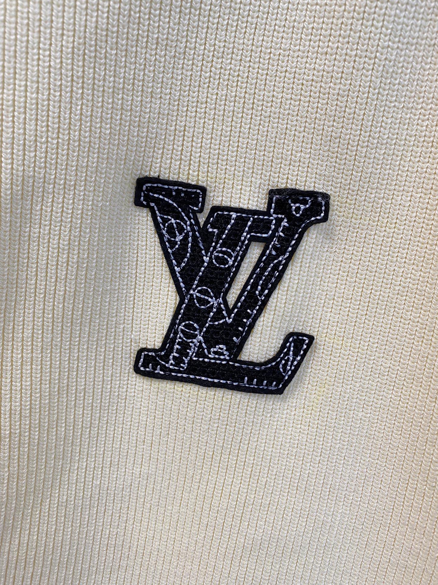 LV 2025秋冬羊毛混纺开衫拉链针织毛衣，采用进口定制纱线，上身舒适保暖，专柜同步在售。三标齐全。码数