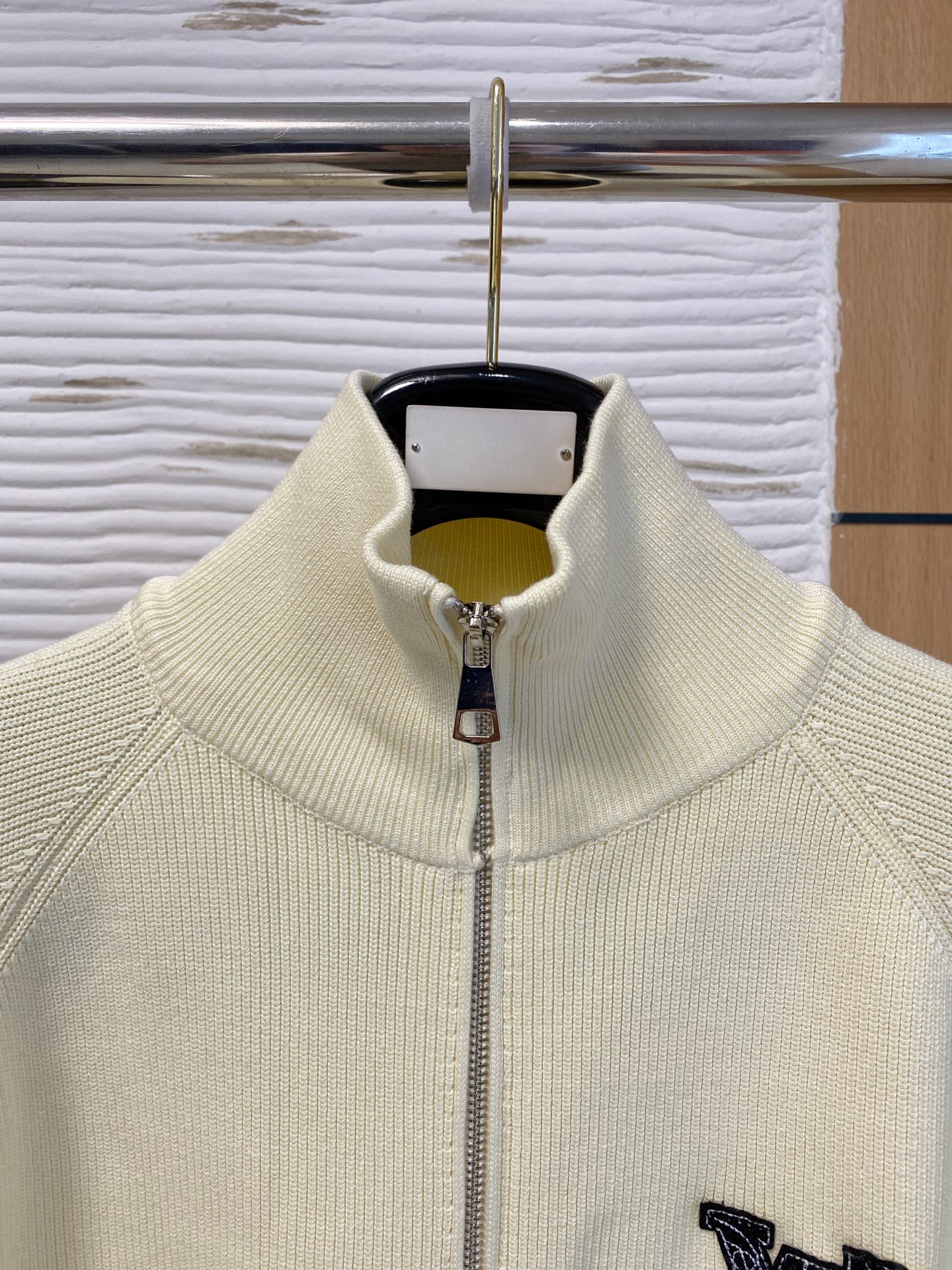 LV 2025秋冬羊毛混纺开衫拉链针织毛衣，采用进口定制纱线，上身舒适保暖，专柜同步在售。三标齐全。码数