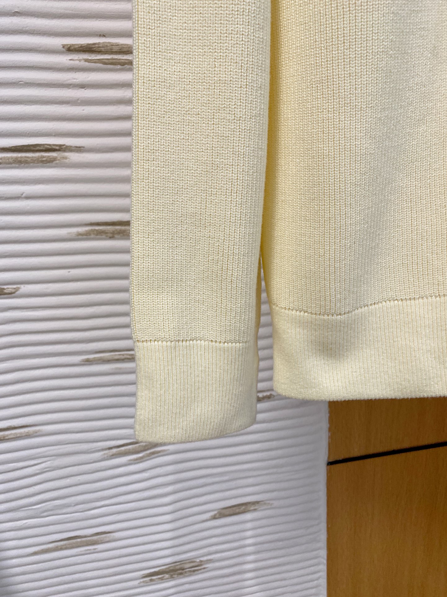 LV 2025秋冬羊毛混纺开衫拉链针织毛衣，采用进口定制纱线，上身舒适保暖，专柜同步在售。三标齐全。码数