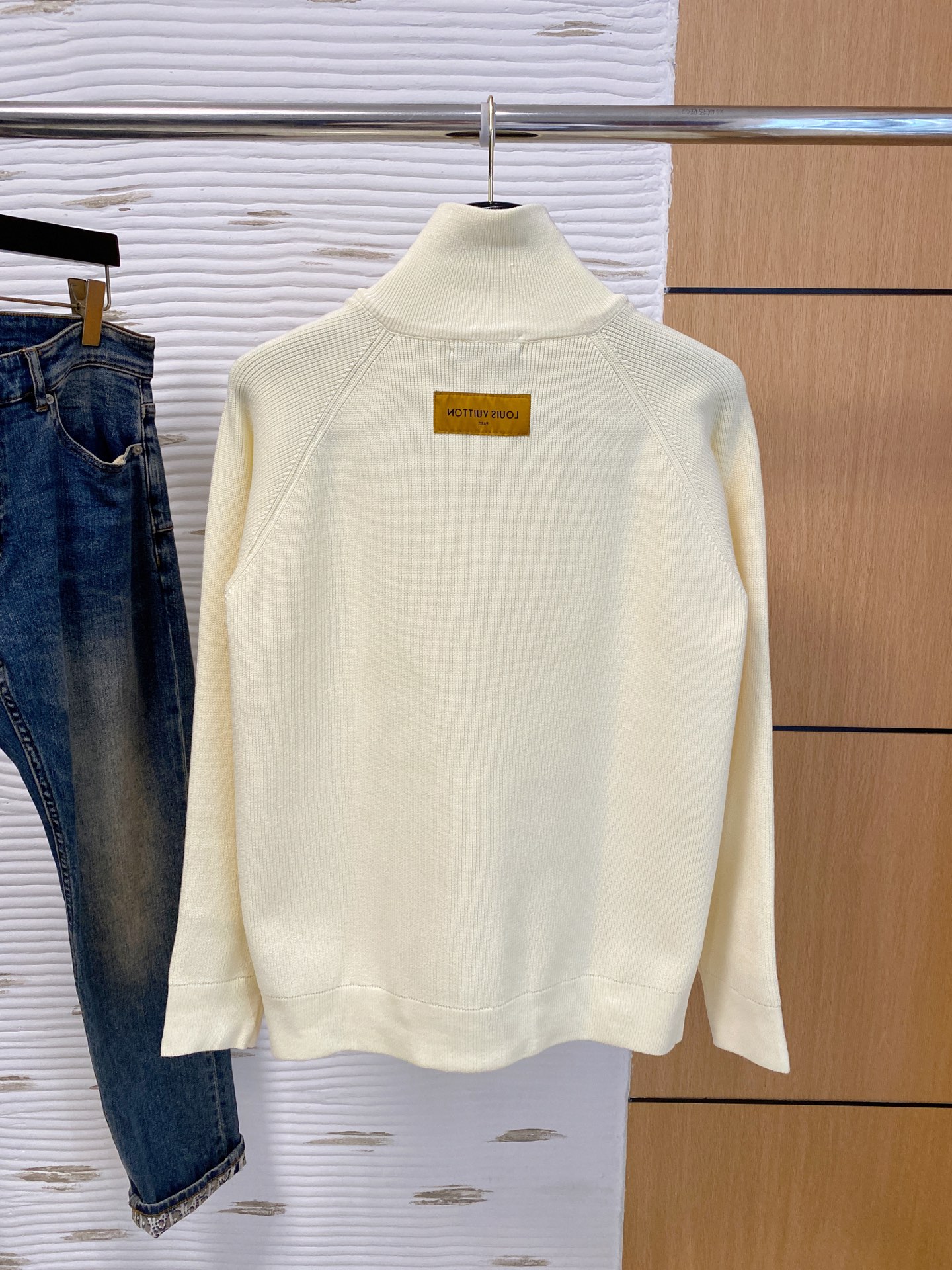 LV 2025秋冬羊毛混纺开衫拉链针织毛衣，采用进口定制纱线，上身舒适保暖，专柜同步在售。三标齐全。码数