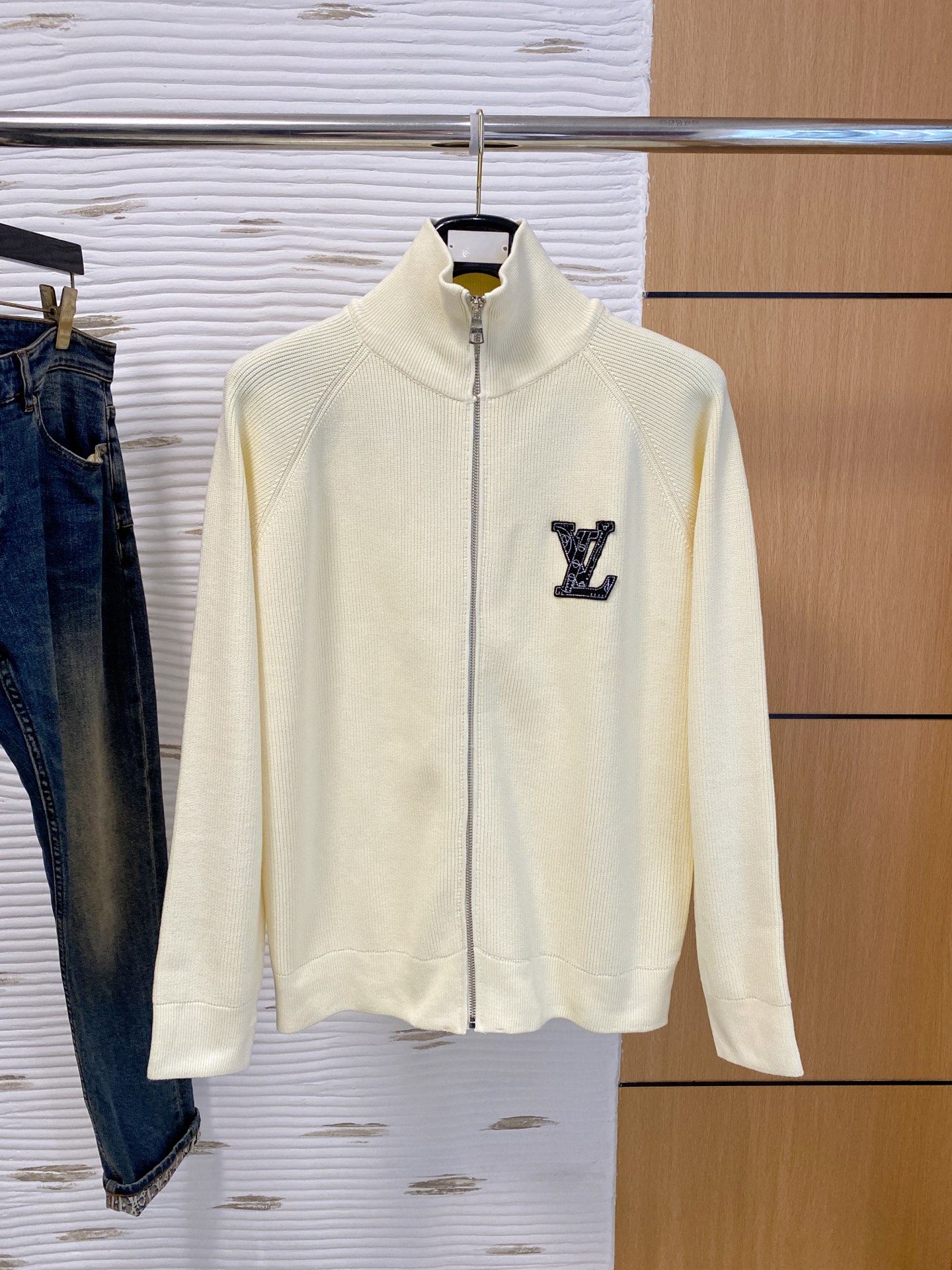 NO:608172,LV 2025 autumn and winter wool blended cardigan zipper knitted sweater, using imported custom yarn, the upper body is comfortable and warm, and is on sale at the counter at the same time. Complete with three standards. Size: M-3XL, Louis Vuitton, Sweaters, Alexander Wang19860909LV 2025秋冬羊毛混纺开衫拉链针织毛衣,采用进口定制纱线,上身舒适保暖,专柜同步在售.三标齐全. 码数: M-3XL,,louis vuitton,sweaters,alexander wang,Men's clothing