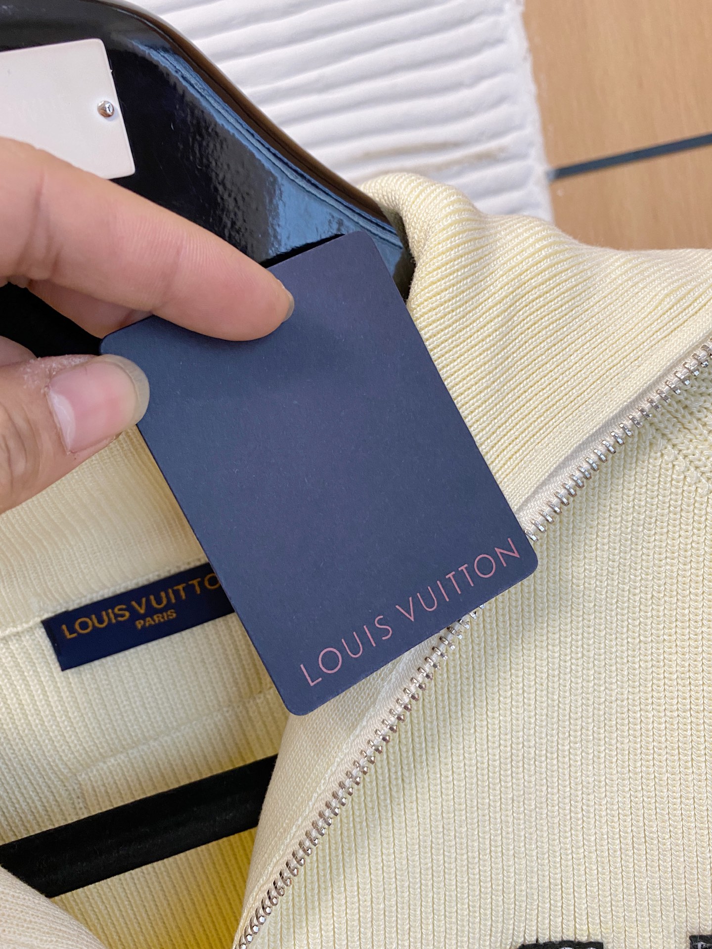 LV 2025秋冬羊毛混纺开衫拉链针织毛衣，采用进口定制纱线，上身舒适保暖，专柜同步在售。三标齐全。码数