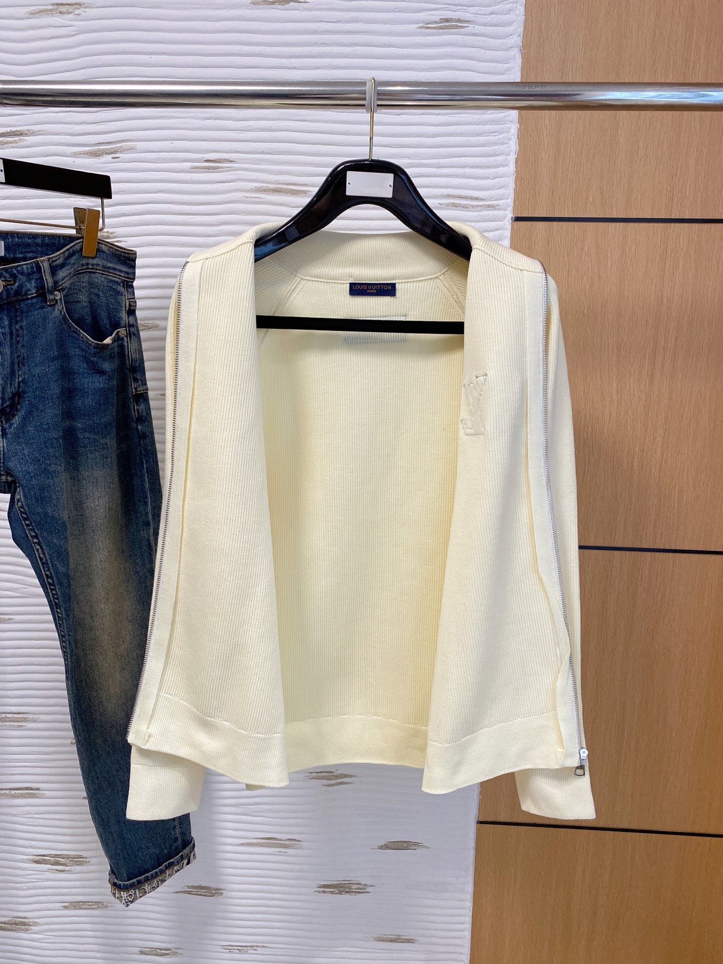 LV 2025秋冬羊毛混纺开衫拉链针织毛衣，采用进口定制纱线，上身舒适保暖，专柜同步在售。三标齐全。码数