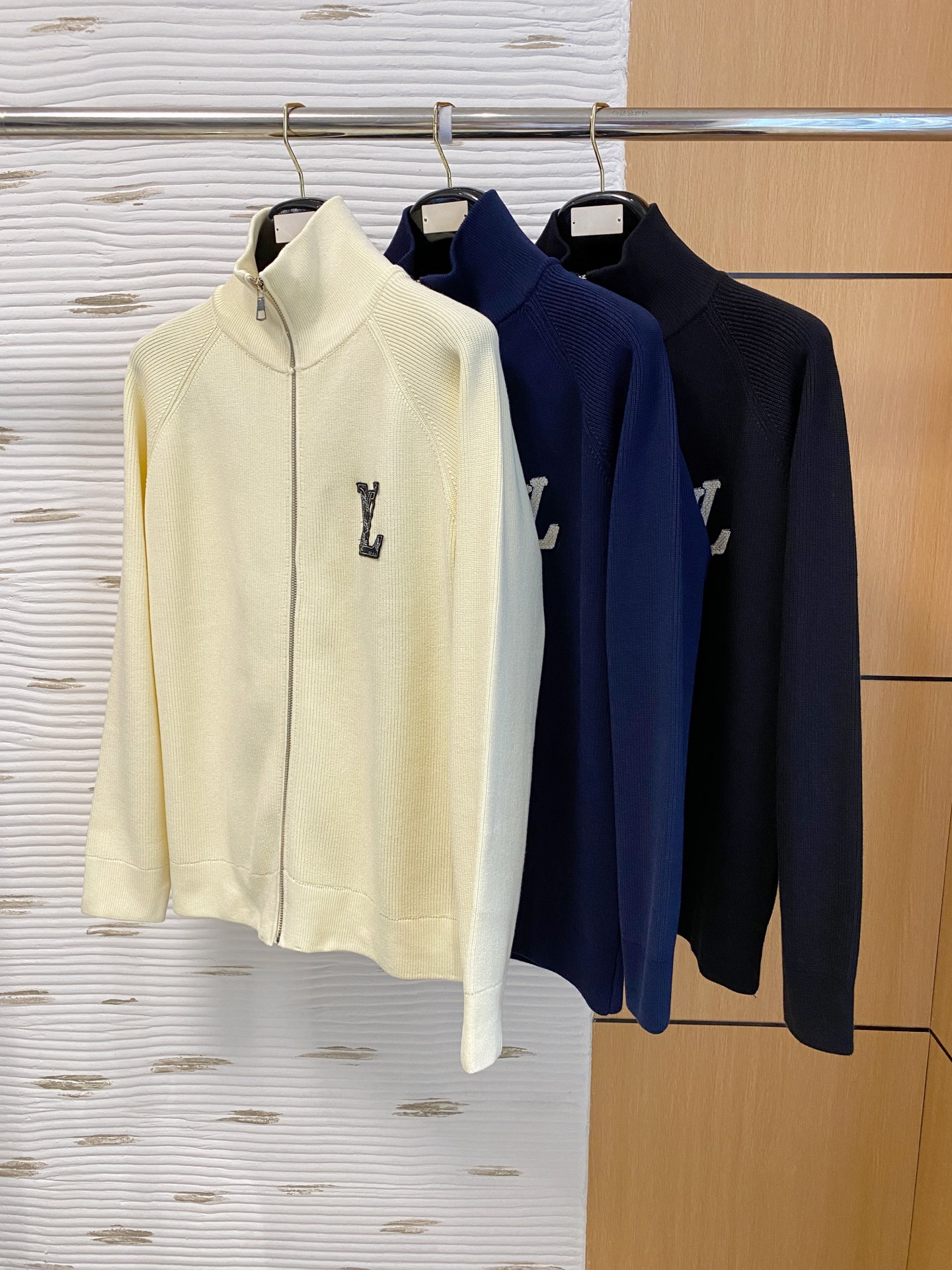 LV 2025秋冬羊毛混纺开衫拉链针织毛衣，采用进口定制纱线，上身舒适保暖，专柜同步在售。三标齐全。码数