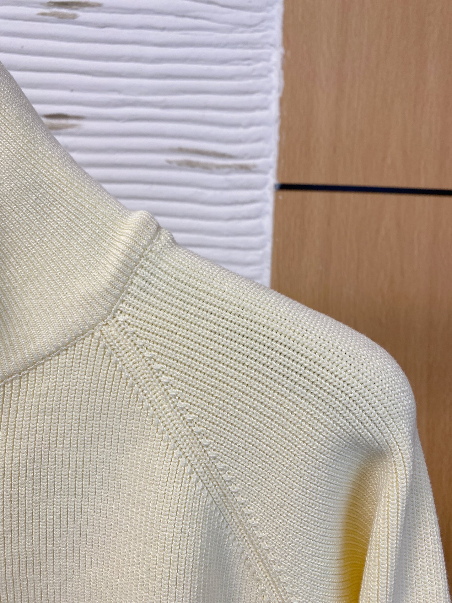 LV 2025秋冬羊毛混纺开衫拉链针织毛衣，采用进口定制纱线，上身舒适保暖，专柜同步在售。三标齐全。码数