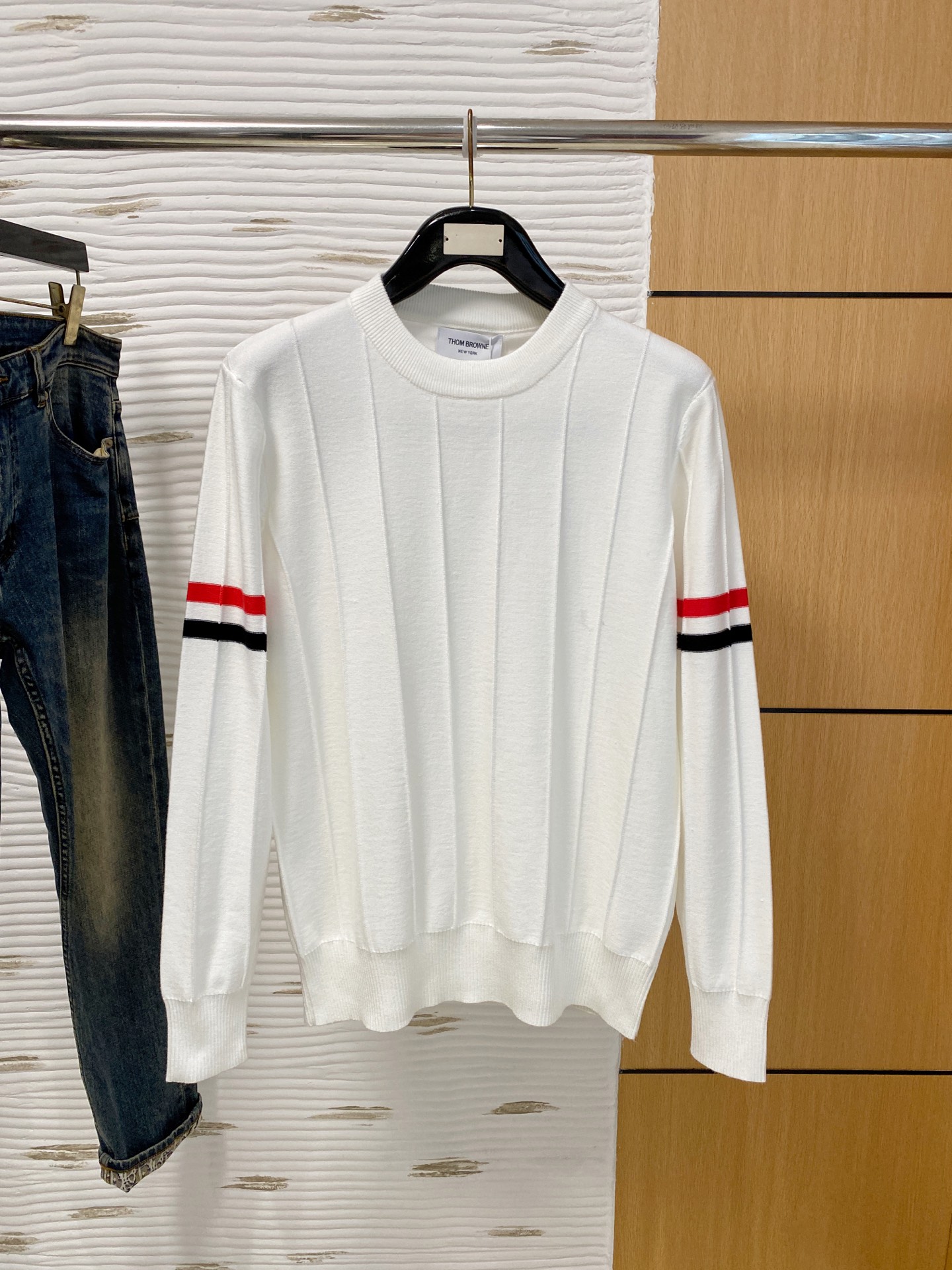 NO:607734,TB  The new 2025 early autumn men's wool sweaters are hot-selling items on sale at the counter. Every major fashion buyer and star has a versatile item. Simple and fashionable, it looks good, and the upper body is full of gentleman's style. The entire sweater is not only exquisite in texture, but also the wiring is even and neat. The entire sweater is even and neat.  The beautiful and generous body ensures that the silhouette of the clothes is not easily deformed. Customized wool fabric is neither very loose nor very tight, and has very good recovery properties. A fashion item that is both cold-resistant and fashionable in autumn and winter. M-3XL,,sweaters,alexander  wang19860909TB 2025早秋新款男士羊毛针织衫,专柜在售爆款单品,各大时尚买手明星人手一件的百搭单品.简单时尚甚是好看,上身绅士范十足.整件毛衣不单纹理工艺精美,走线更是精工细作均匀整齐.整体美观大方保证了衣服的廓形不易变形.定制羊毛面料,既不会很宽松也不会很紧绷,恢复性非常好.秋冬御寒与时尚兼备的一款时装单品.M-3XL,,sweaters,alexander wang,Men's clothing