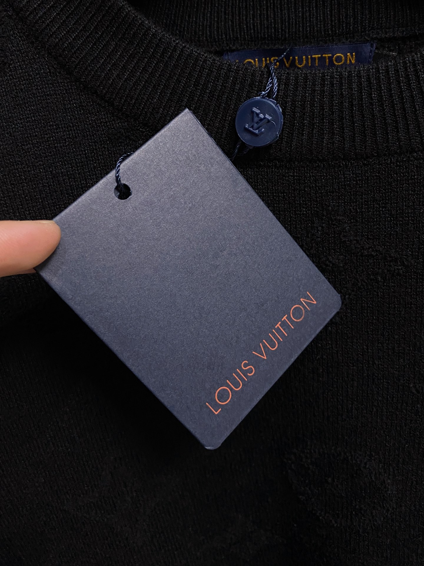 Lv 毛衣 2025秋冬最新系列，专柜1:1顶级复刻，全品相！加厚款，潮人必备单品！懂货的老铁赶紧下手，