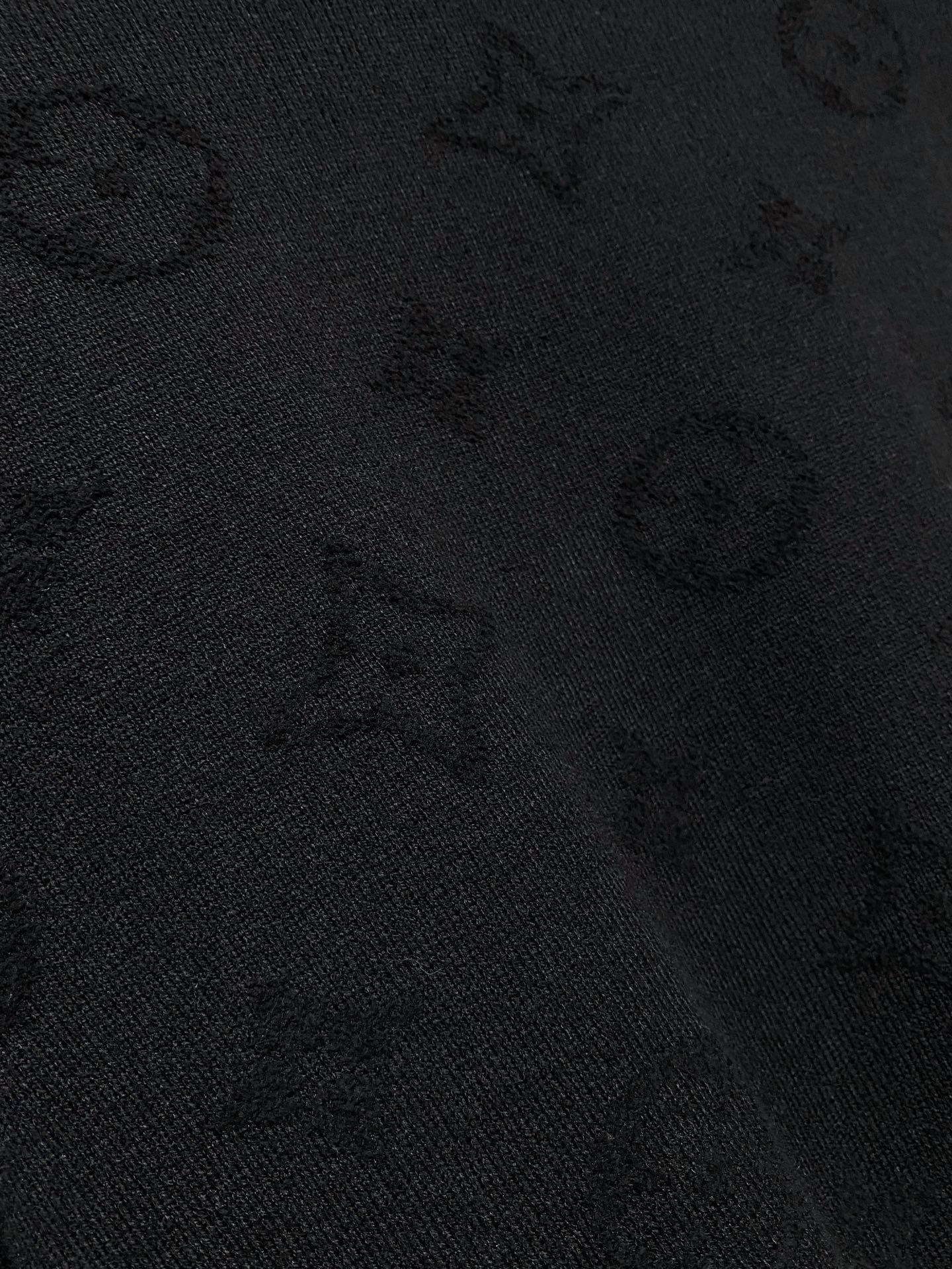 Lv 毛衣 2025秋冬最新系列，专柜1:1顶级复刻，全品相！加厚款，潮人必备单品！懂货的老铁赶紧下手，