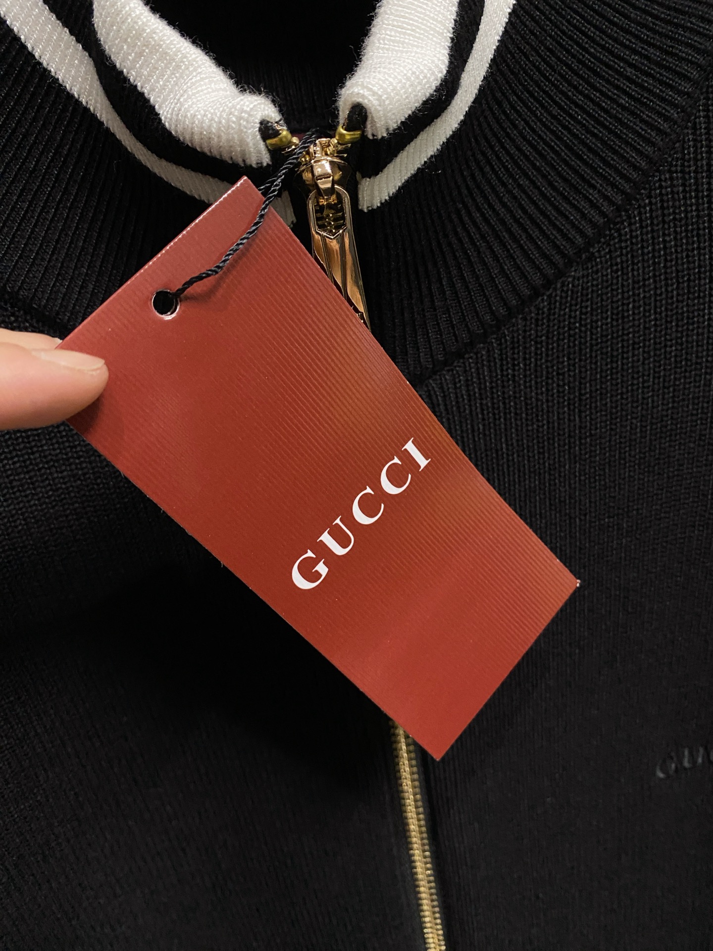 古驰 2025新品羊毛衣外套 具有手感细腻柔软，可直接与肌肤接触，让暖心的纱线变化出细腻的质感，顶级工艺