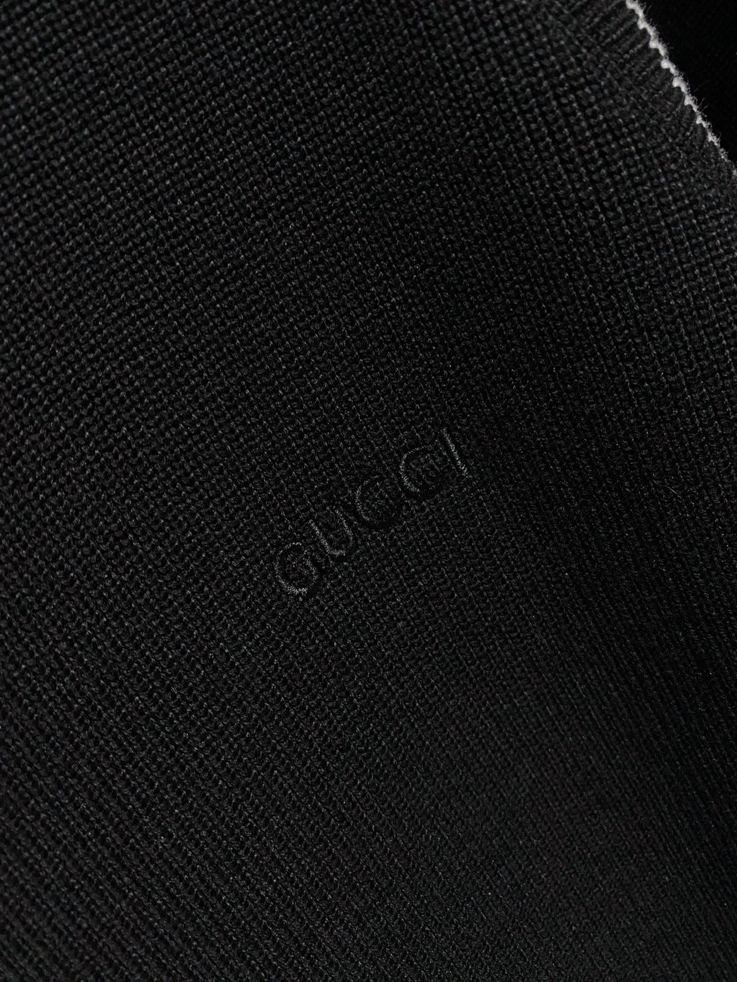 古驰 2025新品羊毛衣外套 具有手感细腻柔软，可直接与肌肤接触，让暖心的纱线变化出细腻的质感，顶级工艺