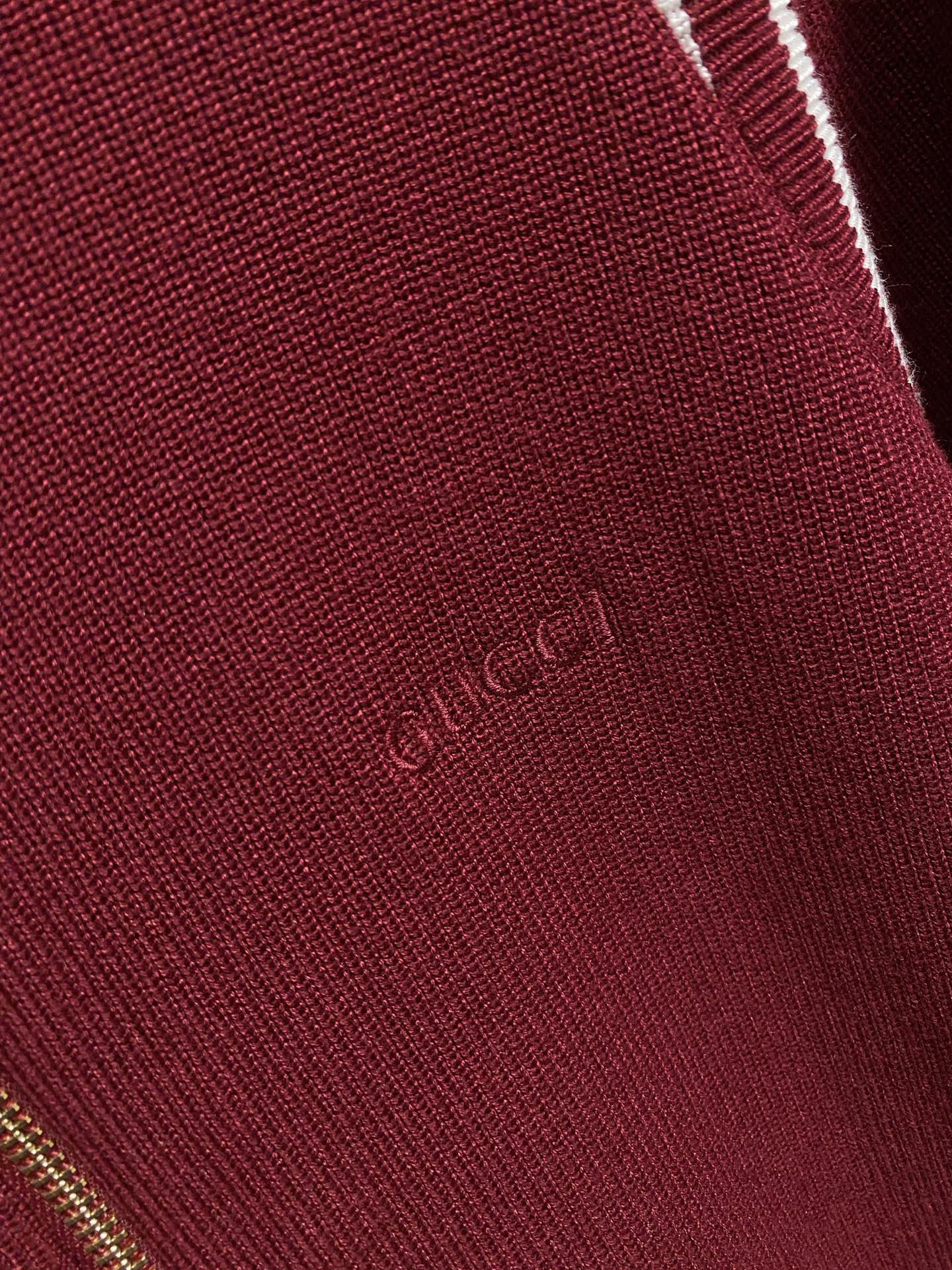 古驰 2025新品羊毛衣外套 具有手感细腻柔软，可直接与肌肤接触，让暖心的纱线变化出细腻的质感，顶级工艺