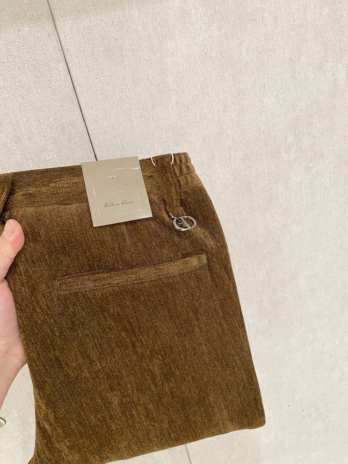 NO:597439,Dior 2025 autumn and winter men's washed small straight jeans!  The trading company sells great products, looks great, is the all-match trousers king in the fashion world, has high-frequency dressing demonstrations in European and American street photography, and has a leather waistband logo design!  And it is a must-have item for luxury brands every season!  Very pure and minimalist design tone!  Adhering to the consistent fashion proposition, it is quite eye-catching, which not only demonstrates the ingenuity and craftsmanship, but also effectively flaunts the brand identity!  Custom-made denim fabrics are supplied from Italy. The texture is unparalleled and full of charm. The silhouette is perfectly tailored and has excellent butt-lifting and slimming effect. It can be matched with any top in the wardrobe. It has wide compatibility, is both casual and casual, and has a full upper body shape. It is an invincible fashionable and versatile item!  Size 29-38,,dior,jeans,alexander wang19860909迪奥 2025秋冬男士水洗小直筒牛仔裤！贸易公司渠道牛货,品相超赞,时尚圈万能的百搭裤王,欧美街拍中高频穿搭示范,皮革腰牌logo设计！且是奢侈品牌每季必出的单品！非常纯粹极简的设计基调！秉承了一贯的时尚主张,颇具看点,即彰显了匠心工艺又有力的标榜了品牌身份！客供意大利定制丹宁面料,质感无敌赞,颇具韵味,版型剪裁完美,提臀修身显瘦效果极佳,可横扫衣橱任何的上装搭配,兼容性广泛,休闲兼备,上身型款十足,无敌的时髦百搭神品！尺码29-38,,dior,jeans,alexander wang,Men's clothing