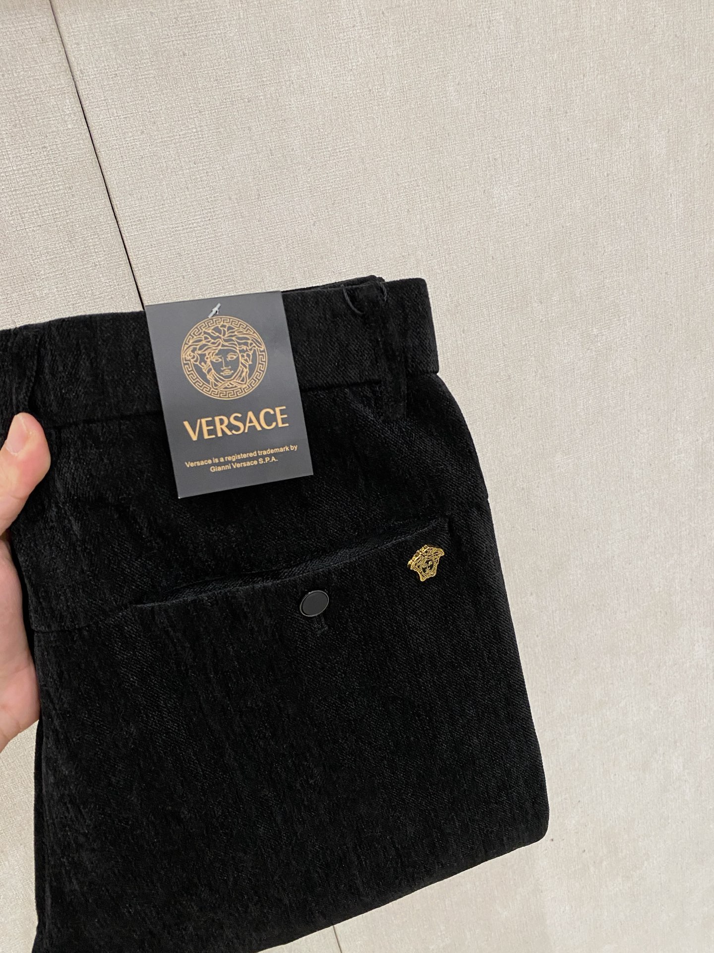NO:597441,Versace 2025 autumn and winter men's washed small straight jeans!  The trading company sells great products, looks great, is the all-match trousers king in the fashion world, has high-frequency dressing demonstrations in European and American street photography, and has a leather waistband logo design!  And it is a must-have item for luxury brands every season!  Very pure and minimalist design tone!  Adhering to the consistent fashion proposition, it is quite eye-catching, which not only demonstrates the ingenuity and craftsmanship, but also effectively flaunts the brand identity!  Custom-made denim fabrics are supplied from Italy. The texture is unparalleled and full of charm. The silhouette is perfectly tailored and has excellent butt-lifting and slimming effect. It can be matched with any top in the wardrobe. It has wide compatibility, is both casual and casual, and has a full upper body shape. It is an invincible fashionable and versatile item!  Size 29-38,,versace,jeans,alexander wang19860909范思哲 2025秋冬男士水洗小直筒牛仔裤！贸易公司渠道牛货,品相超赞,时尚圈万能的百搭裤王,欧美街拍中高频穿搭示范,皮革腰牌logo设计！且是奢侈品牌每季必出的单品！非常纯粹极简的设计基调！秉承了一贯的时尚主张,颇具看点,即彰显了匠心工艺又有力的标榜了品牌身份！客供意大利定制丹宁面料,质感无敌赞,颇具韵味,版型剪裁完美,提臀修身显瘦效果极佳,可横扫衣橱任何的上装搭配,兼容性广泛,休闲兼备,上身型款十足,无敌的时髦百搭神品！尺码29-38,,versace,jeans,alexander wang,Men's clothing