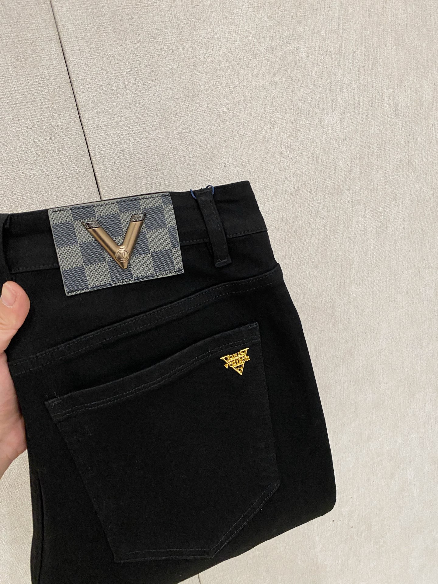 NO:597443,LV 2025 autumn and winter men's washed small straight jeans!  The trading company sells great products, looks great, is the all-match trousers king in the fashion world, has high-frequency dressing demonstrations in European and American street photography, and has a leather waistband logo design!  And it is a must-have item for luxury brands every season!  Very pure and minimalist design tone!  Adhering to the consistent fashion proposition, it is quite eye-catching, which not only demonstrates the ingenuity and craftsmanship, but also effectively flaunts the brand identity!  Custom-made denim fabrics are supplied from Italy. The texture is unparalleled and full of charm. The silhouette is perfectly tailored and has excellent butt-lifting and slimming effect. It can be matched with any top in the wardrobe. It has wide compatibility, is both casual and casual, and has a full upper body shape. It is an invincible fashionable and versatile item!  Size 29-38,,louis vuitton,jeans,alexander wang19860909LV 2025秋冬男士水洗小直筒牛仔裤！贸易公司渠道牛货,品相超赞,时尚圈万能的百搭裤王,欧美街拍中高频穿搭示范,皮革腰牌logo设计！且是奢侈品牌每季必出的单品！非常纯粹极简的设计基调！秉承了一贯的时尚主张,颇具看点,即彰显了匠心工艺又有力的标榜了品牌身份！客供意大利定制丹宁面料,质感无敌赞,颇具韵味,版型剪裁完美,提臀修身显瘦效果极佳,可横扫衣橱任何的上装搭配,兼容性广泛,休闲兼备,上身型款十足,无敌的时髦百搭神品！尺码29-38,,louis vuitton,jeans,alexander wang,Men's clothing