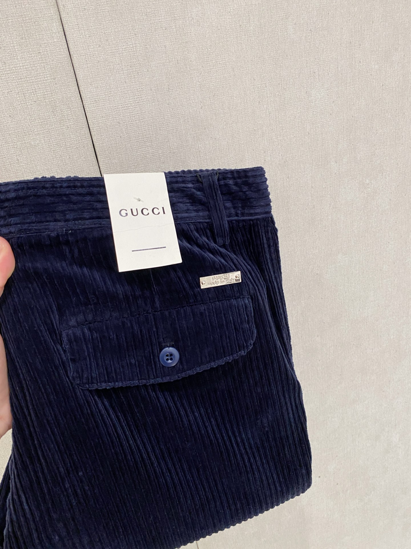 NO:597445,Gucci 2025 autumn and winter men's washed small straight jeans!  The trading company sells great products, looks great, is the all-match trousers king in the fashion world, has high-frequency dressing demonstrations in European and American street photography, and has a leather waistband logo design!  And it is a must-have item for luxury brands every season!  Very pure and minimalist design tone!  Adhering to the consistent fashion proposition, it is quite eye-catching, which not only demonstrates the ingenuity and craftsmanship, but also effectively flaunts the brand identity!  Custom-made denim fabrics are supplied from Italy. The texture is unparalleled and full of charm. The silhouette is perfectly tailored and has excellent butt-lifting and slimming effect. It can be matched with any top in the wardrobe. It has wide compatibility, is both casual and casual, and has a full upper body shape. It is an invincible fashionable and versatile item!  Size 29-38,,gucci,jeans,alexander wang19860909古驰 2025秋冬男士水洗小直筒牛仔裤！贸易公司渠道牛货,品相超赞,时尚圈万能的百搭裤王,欧美街拍中高频穿搭示范,皮革腰牌logo设计！且是奢侈品牌每季必出的单品！非常纯粹极简的设计基调！秉承了一贯的时尚主张,颇具看点,即彰显了匠心工艺又有力的标榜了品牌身份！客供意大利定制丹宁面料,质感无敌赞,颇具韵味,版型剪裁完美,提臀修身显瘦效果极佳,可横扫衣橱任何的上装搭配,兼容性广泛,休闲兼备,上身型款十足,无敌的时髦百搭神品！尺码29-38,,gucci,jeans,alexander wang,Men's clothing