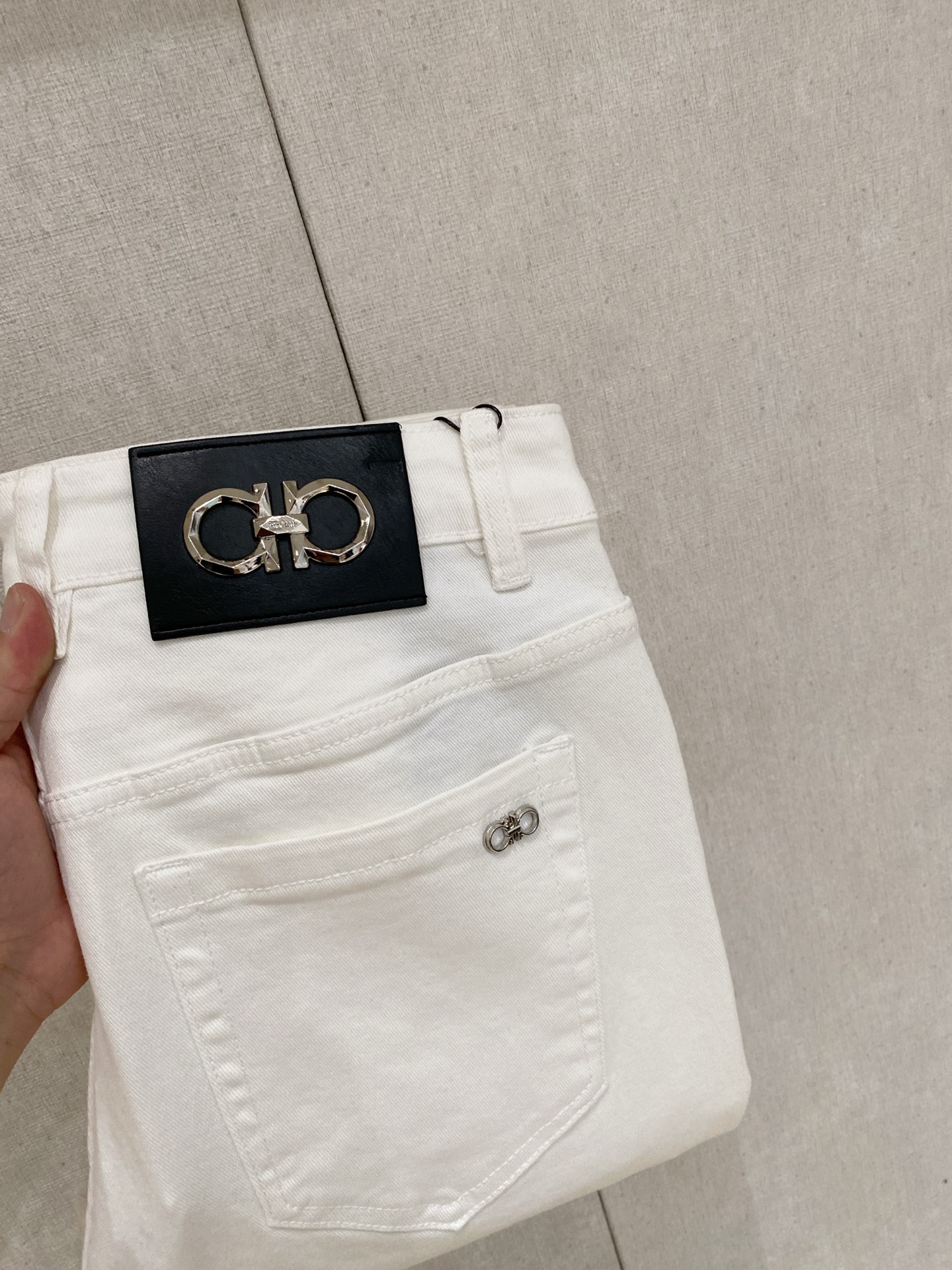 NO:597447,Ferragamo 2025 autumn and winter men's washed small straight jeans!  The trading company sells great products, looks great, is the all-match trousers king in the fashion world, has high-frequency dressing demonstrations in European and American street photography, and has a leather waistband logo design!  And it is a must-have item for luxury brands every season!  Very pure and minimalist design tone!  Adhering to the consistent fashion proposition, it is quite eye-catching, which not only demonstrates the ingenuity and craftsmanship, but also effectively flaunts the brand identity!  Custom-made denim fabrics are supplied from Italy. The texture is unparalleled and full of charm. The silhouette is perfectly tailored and has excellent butt-lifting and slimming effect. It can be matched with any top in the wardrobe. It has wide compatibility, is both casual and casual, and has a full upper body shape. It is an invincible fashionable and versatile item!  Size 29-38,,ferragamo,jeans,alexander wang19860909菲拉格慕 2025秋冬男士水洗小直筒牛仔裤！贸易公司渠道牛货,品相超赞,时尚圈万能的百搭裤王,欧美街拍中高频穿搭示范,皮革腰牌logo设计！且是奢侈品牌每季必出的单品！非常纯粹极简的设计基调！秉承了一贯的时尚主张,颇具看点,即彰显了匠心工艺又有力的标榜了品牌身份！客供意大利定制丹宁面料,质感无敌赞,颇具韵味,版型剪裁完美,提臀修身显瘦效果极佳,可横扫衣橱任何的上装搭配,兼容性广泛,休闲兼备,上身型款十足,无敌的时髦百搭神品！尺码29-38,,ferragamo,jeans,alexander wang,Men's clothing